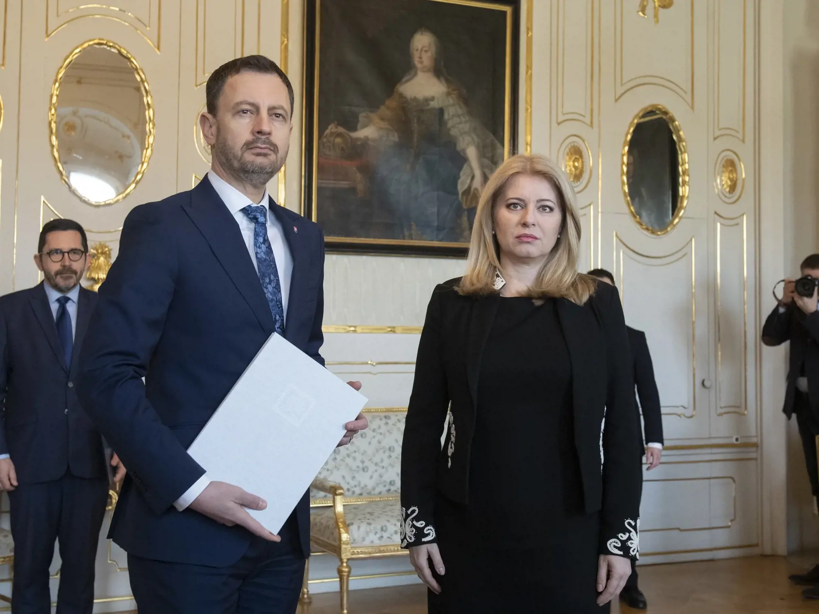 Na snímke prezidentka SR Zuzana Čaputová odovzdala poverenie dočasnému premiérovi SR Eduardovi Hegerovi (OĽaNO) k vedeniu Ministerstva zdravotníctva SR v Prezidentskom paláci 3. marca 2023 v Bratislave. Urobila tak po odňatí poverenia Vladimírovi Lengvarskému (nominant OĽANO). FOTO TASR - Martin Baumann



