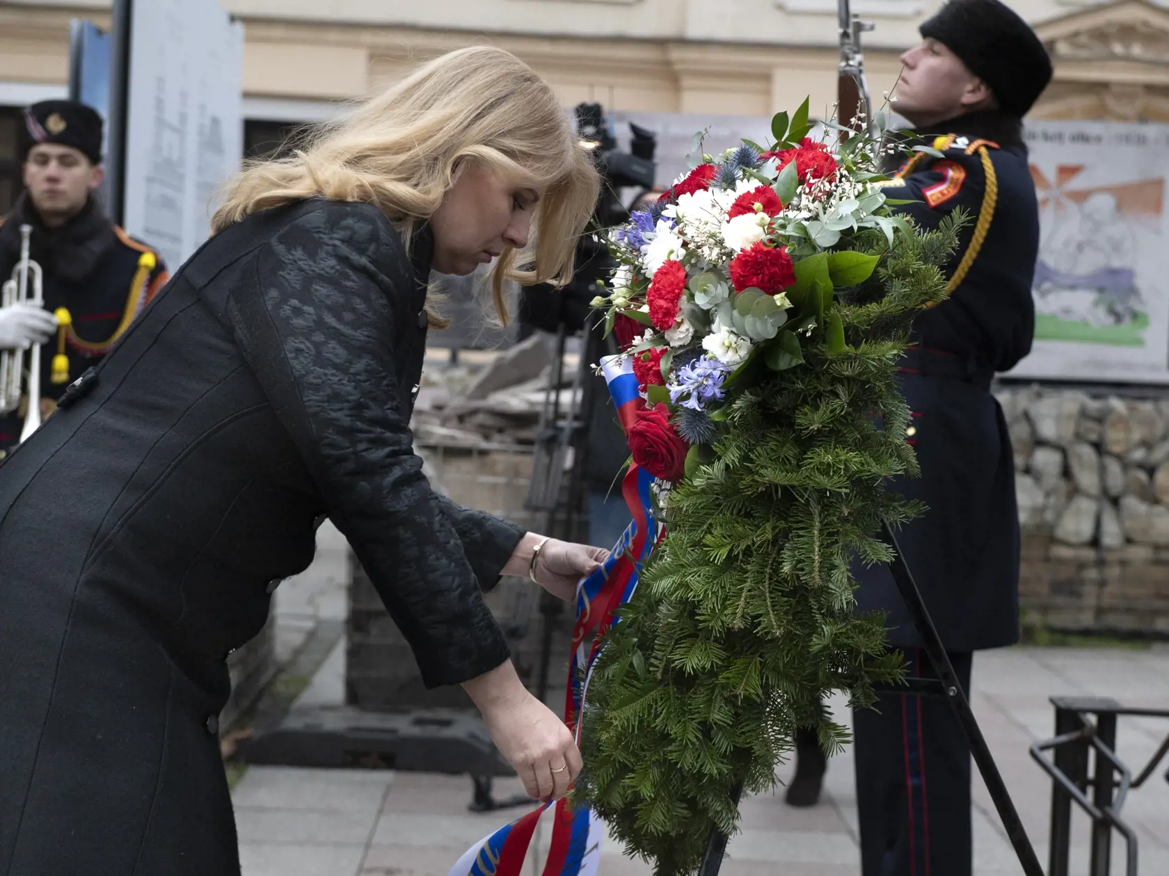 Na snímkena prezidentka SR Zuzana Čaputová kladie veniec k Pamätníku holokaustu pri príležitosti Medzinárodného dňa pamiatky obetí holokaustu na Rybnom námestí v Bratislave v piatok 27. januára 2022 v Bratislave. FOTO TASR - Pavel Neubauer 



      



