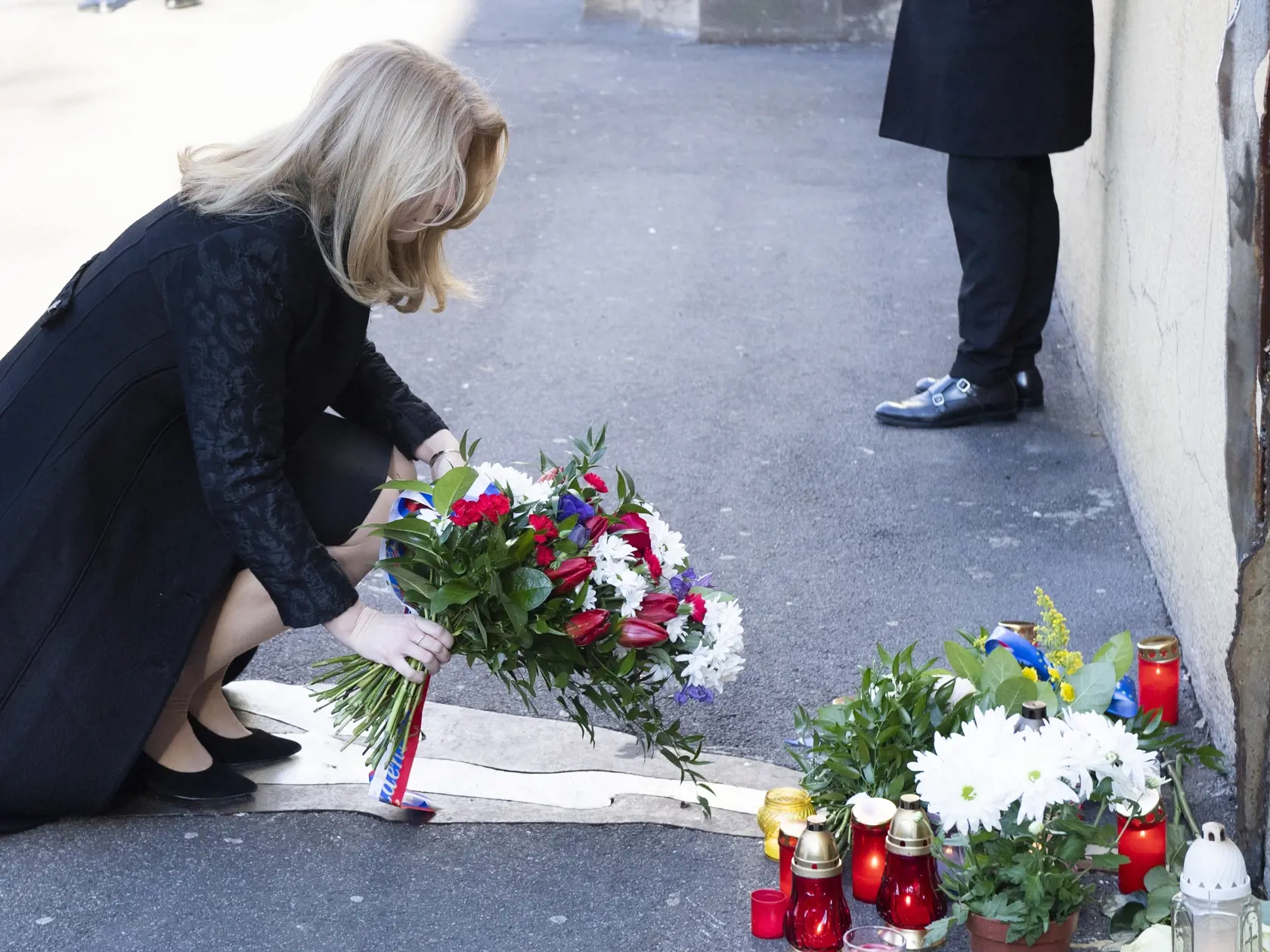 Na snímke prezidentka SR Zuzana Čaputová počas uctenia si pamiatky Jána Kuciaka a Martiny Kušnírovej pri symbolickom pamätníku na Námestí SNP 21. februára 2023 v Bratislave pri príležitosti 5. výročia ich vraždy. FOTO TASR - Pavel Neubauer

