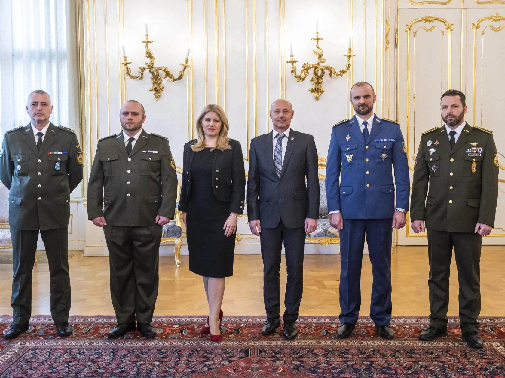 Prezidentka SR Zuzana Čaputová prijala laureátov ocenenia Vojenský čin roka v Prezidentskom paláci v Bratislave vo štvrtok 9. februára 2023. Na snímke laureáti zľava Róbert Prôčka z Vojenskej polície - ocenený v kategórii Záchrana života; Miroslav Demeter z 902. ženijného práporu Michalovce - ocenený v kategórii Pomoc verejnosti; prezidentka SR Zuzana Čaputová; primátor mesta Brezová pod Bradlom Jaroslav Ciran zastupujúci ocenené mesto v kategórii Priateľ armády; Stanislav Štovka - zastupujúci p