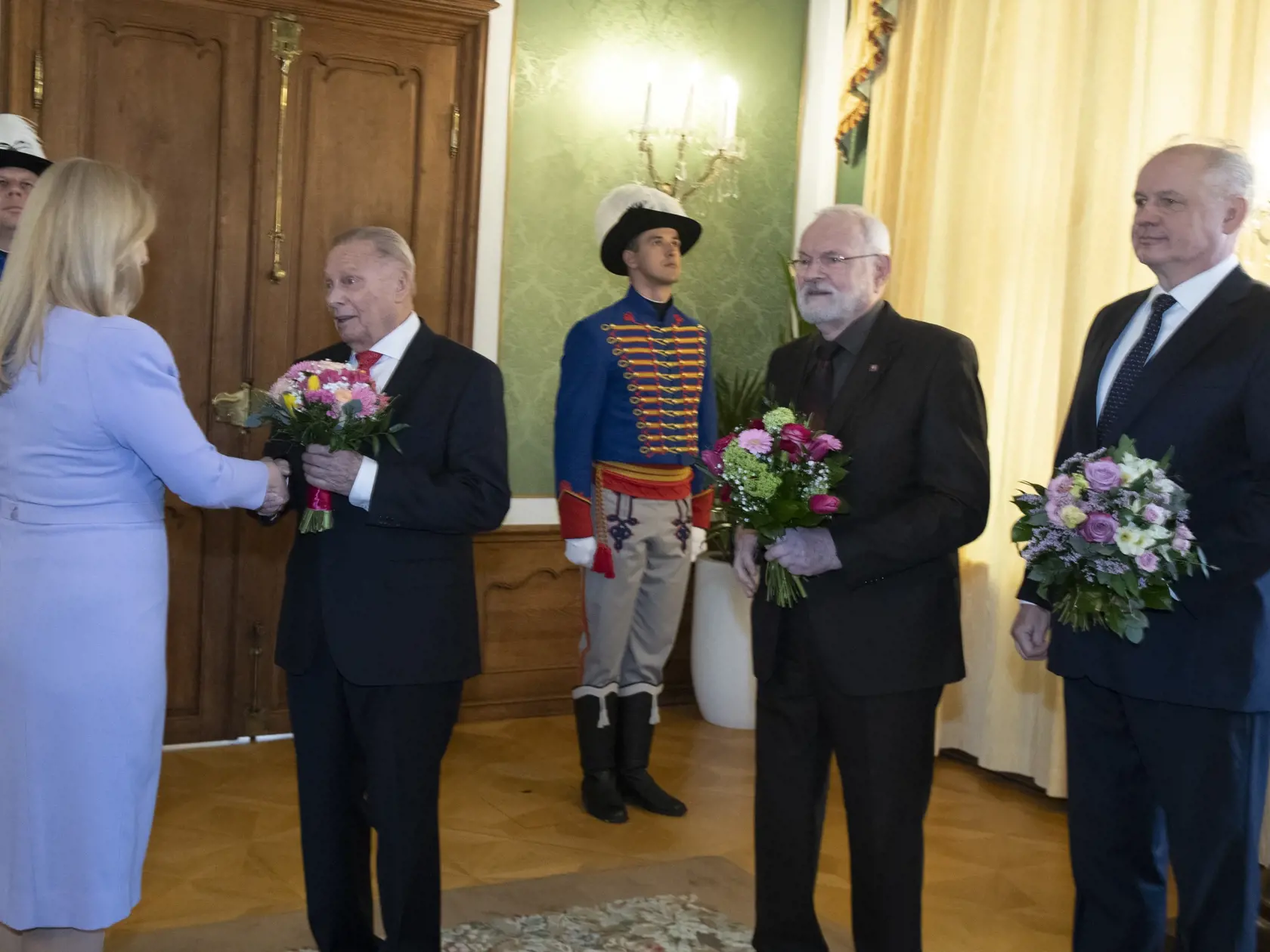 Na snímke zľava prezidentka SR Zuzana Čaputová, Rudolf Schuster, Ivan Gašparovič a Andrej Kiska počas prijatia bývalých prezidentov SR na spoločnom novoročnom obede 15. februára 2023 v Prezidentskom paláci v Bratislave. FOTO TASR - Pavel Neubauer
