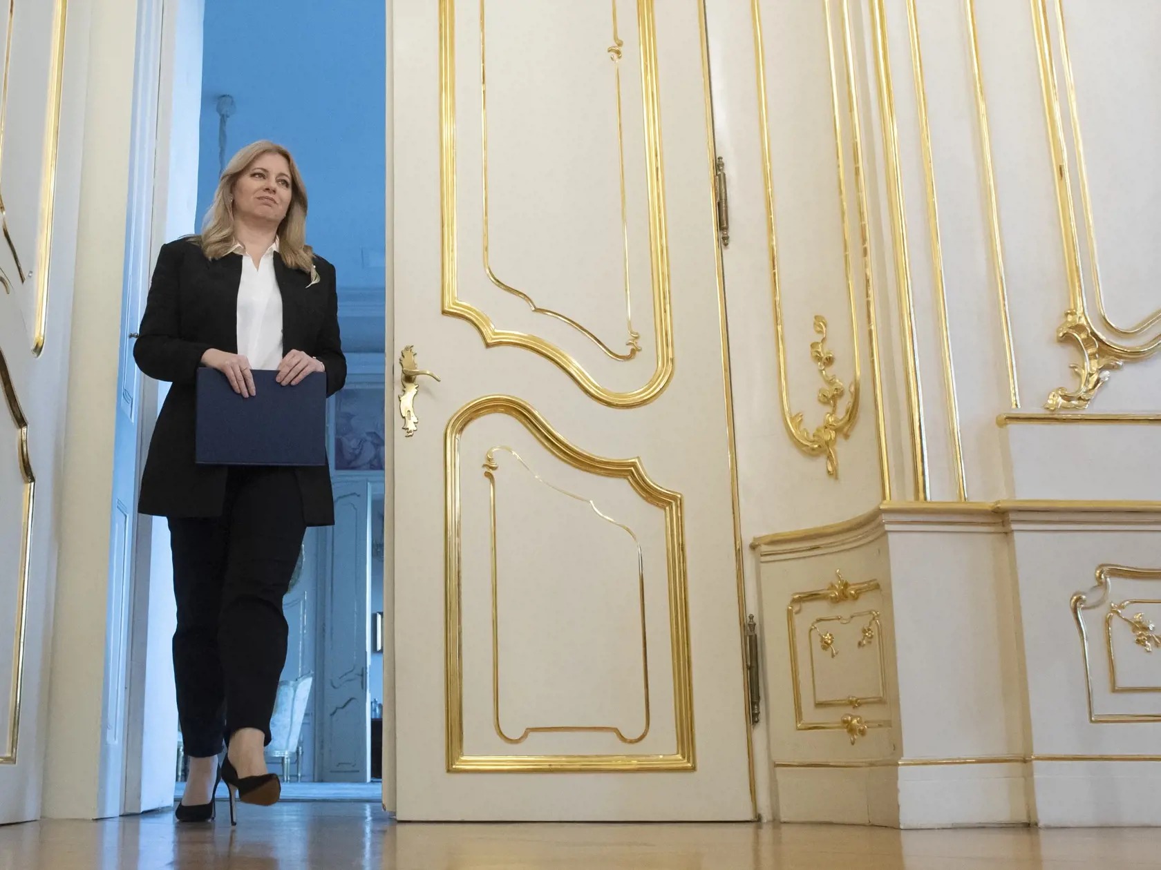 Na snímke prezidentka SR Zuzana Čaputová prichádza na brífing s novinármi po stretnutí s dočasne povereným premiérom Eduardom Hegerom (OĽANO) a dočasne povereným ministrom zdravotníctva Vladimírom Lengvarským (nominant OĽANO) v Bratislave 2. marca 2023. FOTO TASR - Martin Baumann