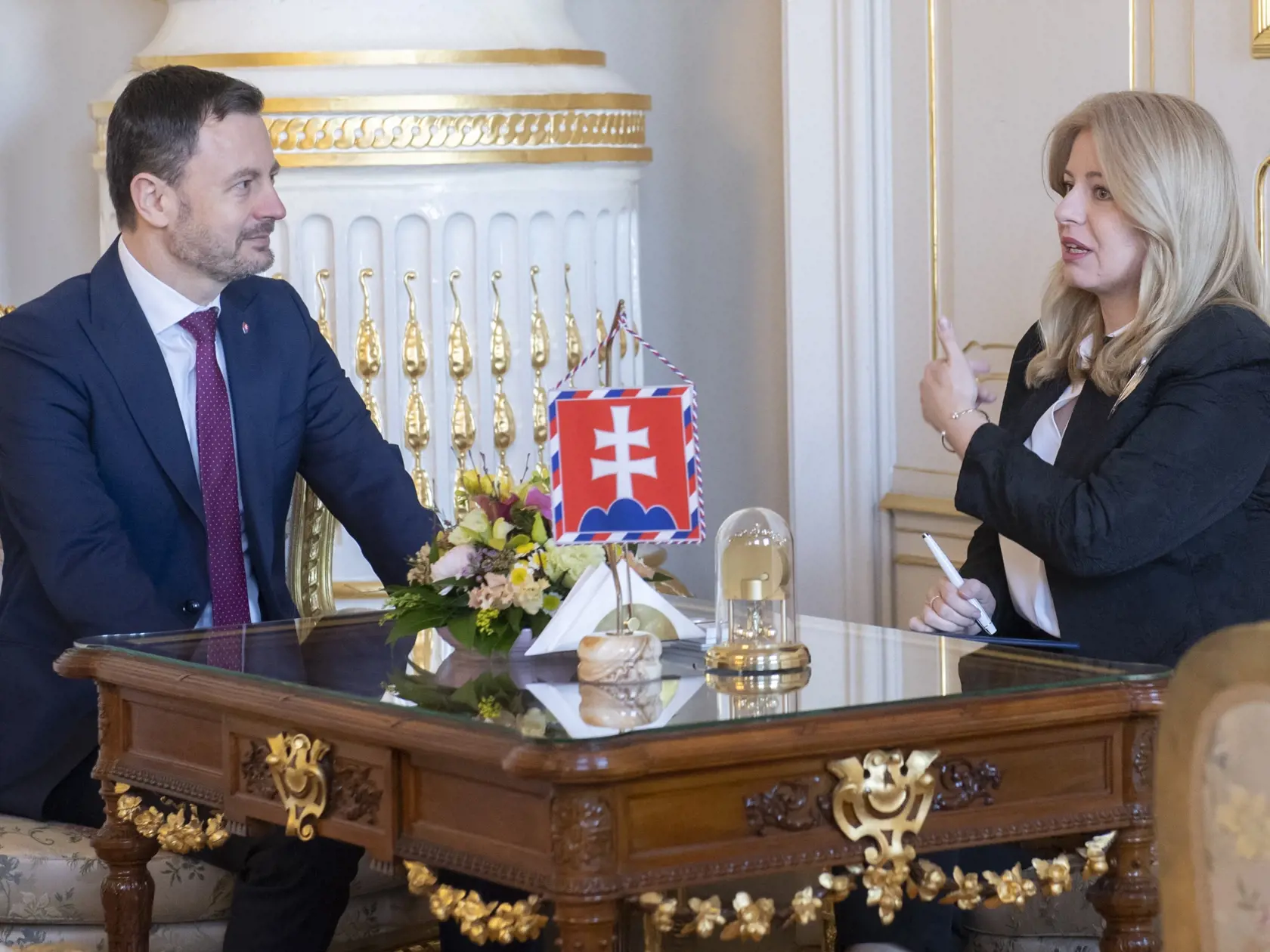 Na snímke prezidentka SR Zuzana Čaputová a dočasne poverený predseda vlády Eduard Heger (OĽaNO) počas prijatia v Prezidentskom paláci 2. marca 2023 v Bratislave. FOTO TASR - Martin Baumann