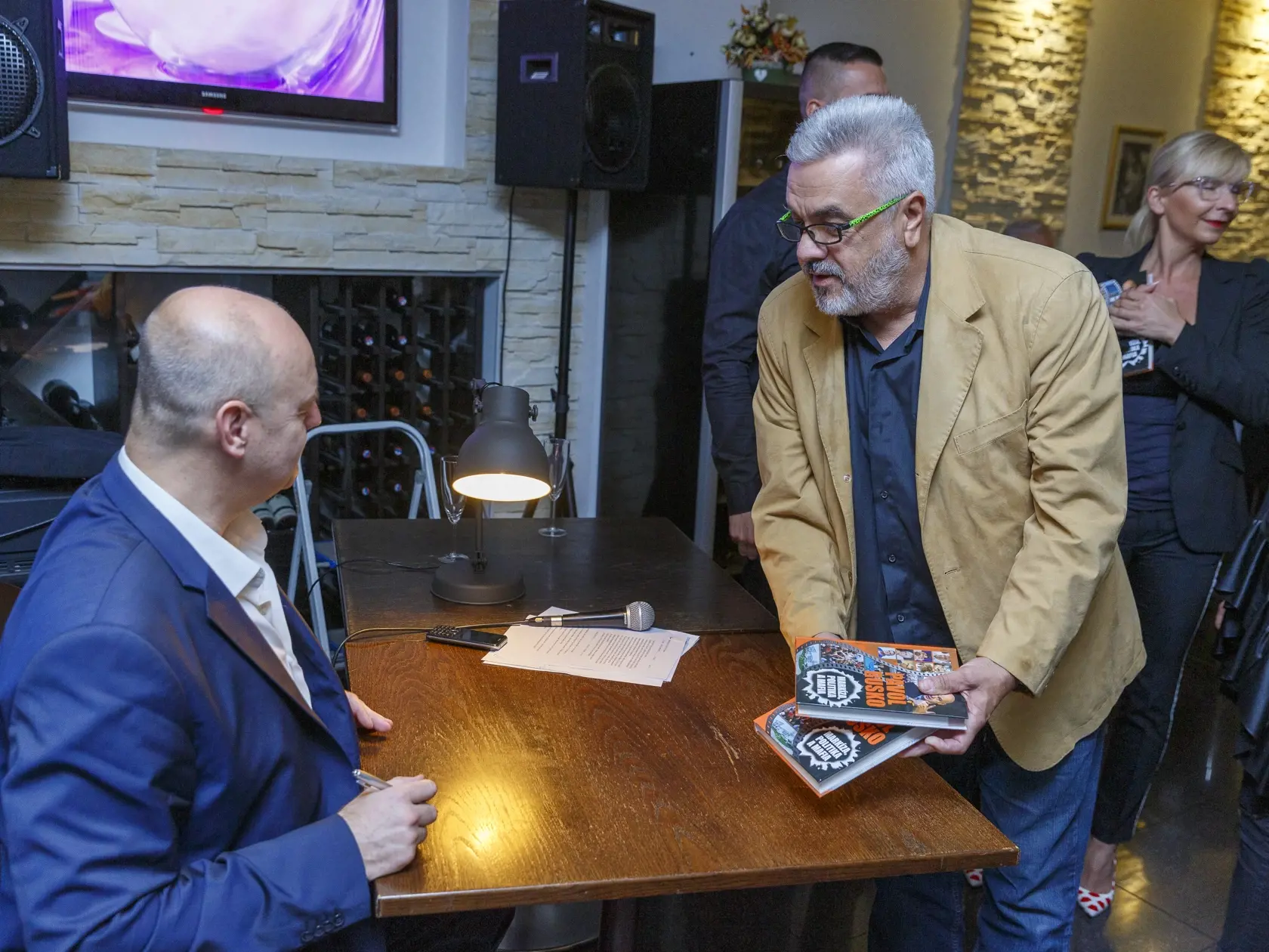 Pavol Rusko pokrstil pred pár mesiacmi svoju knihu "Markíza, Politika a Mafia". Na krste bol aj Štefan Agh (vpravo).