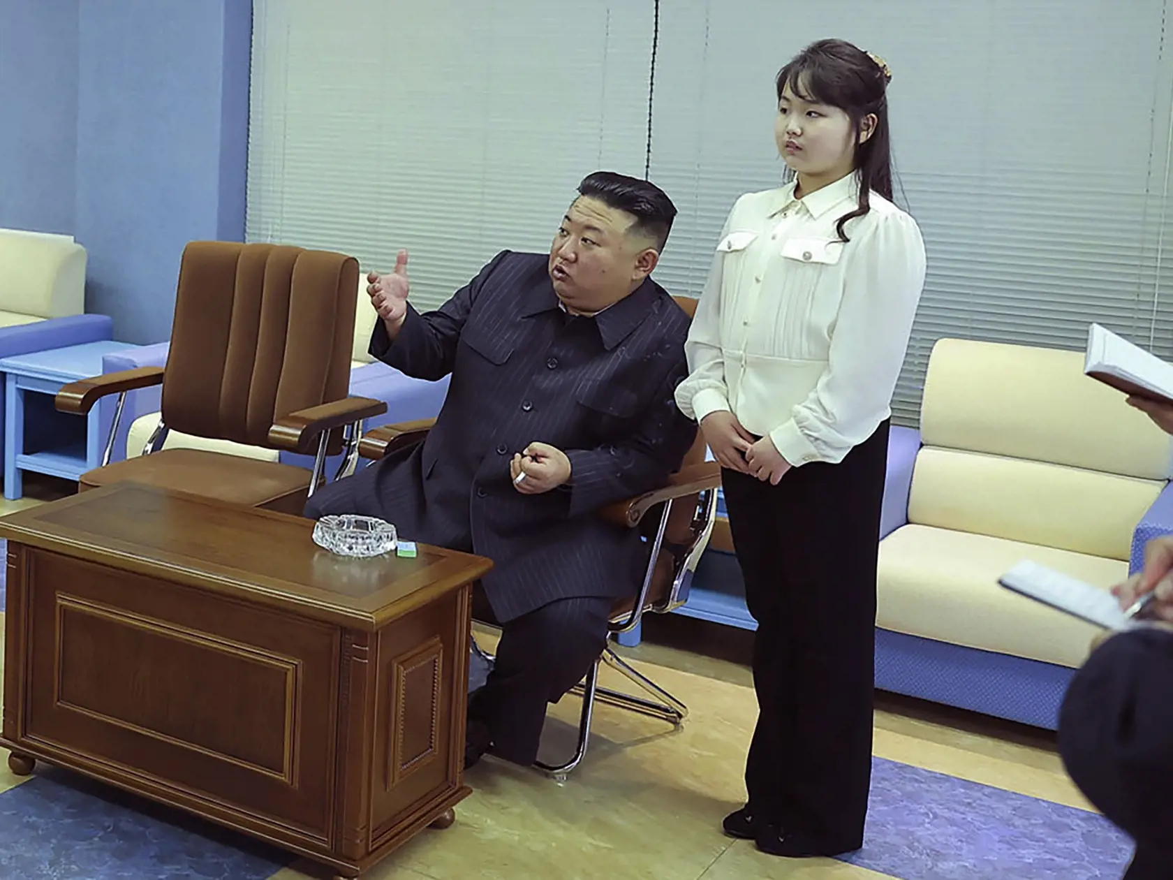 Severokórejský líder Kim Čong-un a jeho dcéra počas návštevy Štátneho úradu pre letectvo a kozmonautiku (NADA).