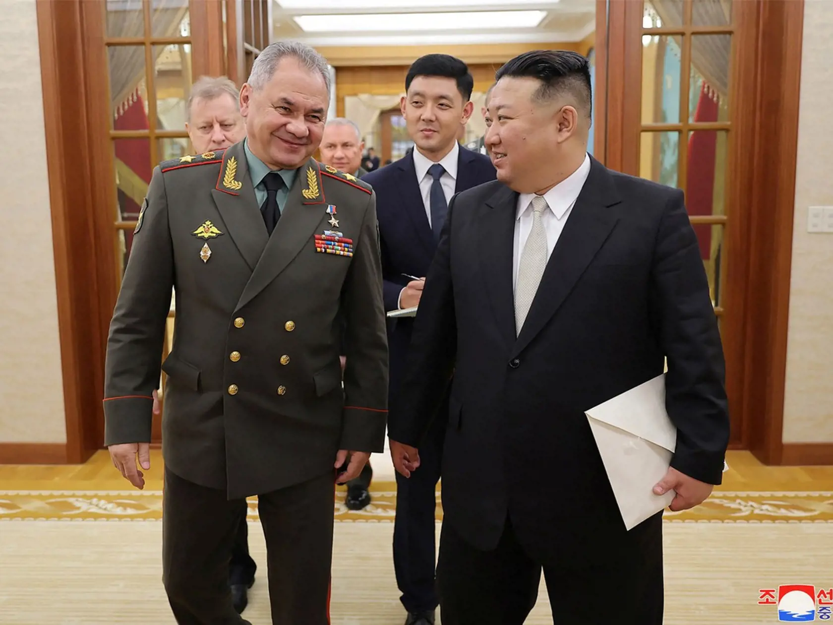 Na snímke ruský minister obrany Sergej Šojgu sa na oficiálnej návšteve v severokórejskej metropole Pchjongjang stretol s tamojším vodcom Kim Čong-unom 27. júla 2023.