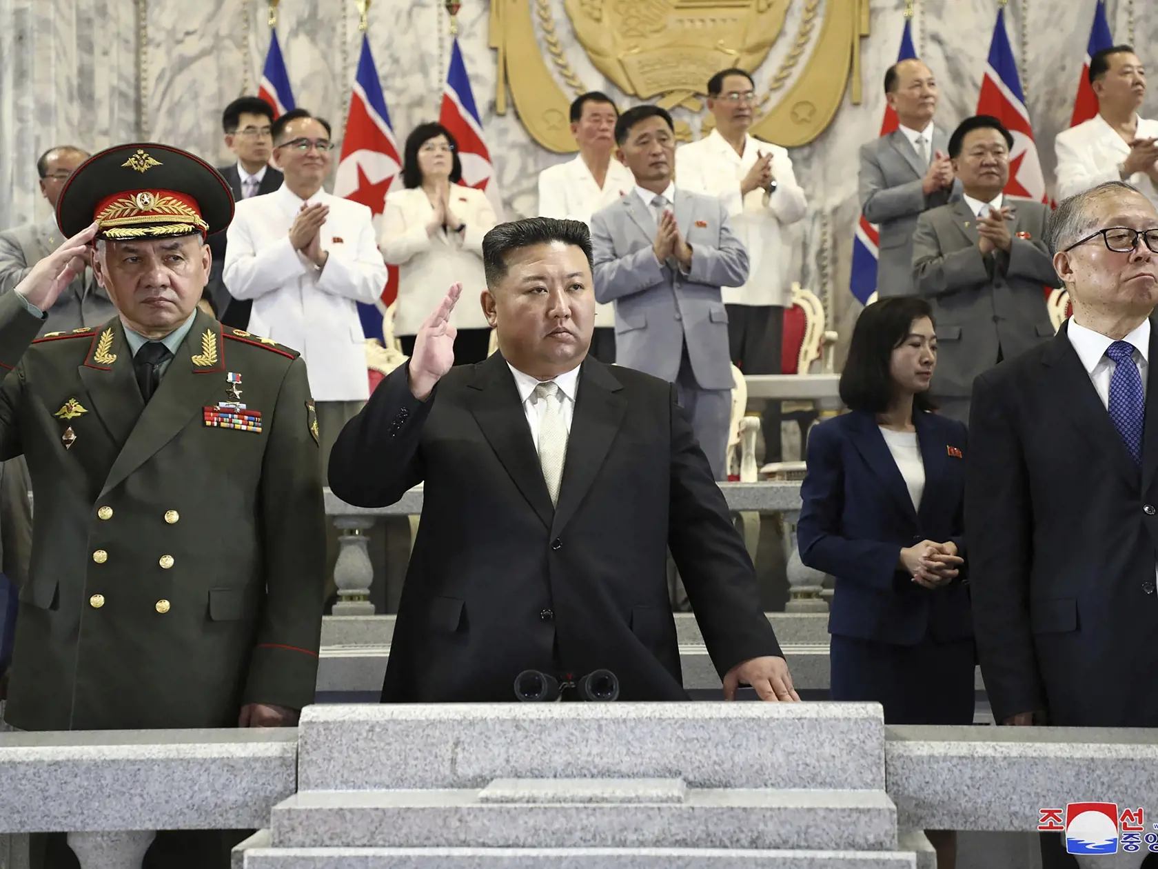 Na snímke zľava ruský minsiter obrany Sergej Šojgu, severokórejský líder Kim Čong-un a člen vedenia vládnucej čínskej  komunistickej strany Li Chung-čung sledujú veľkú nočnú vojenskú prehliadku pri príležitosti 70. výročia ukončenia kórejskej vojny v Pchjongjangu vo štvrtok 27. júla 2023.