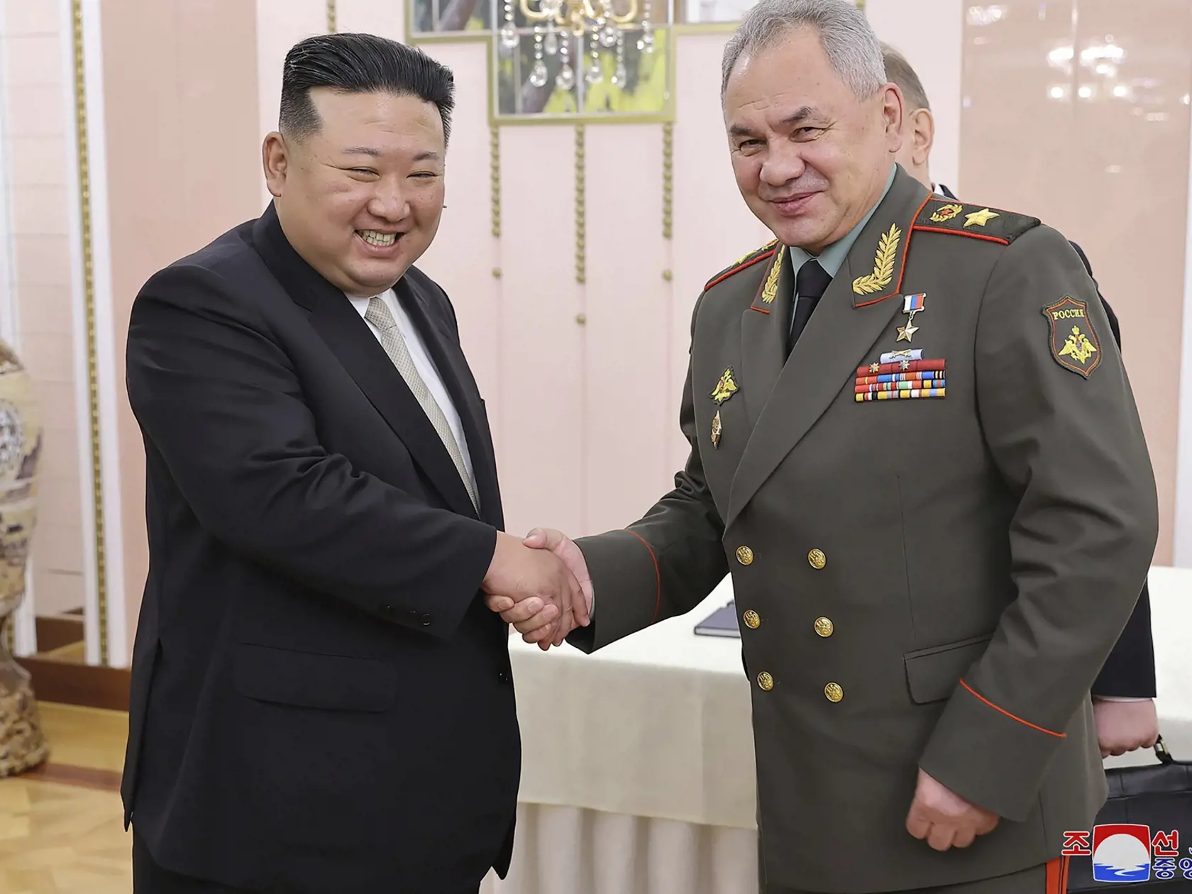 Ruský minister obrany Sergej Šojgu (vpravo) a severokórejský  líder Kim Čong-un pózujú počas stretnutia v Pchjongjangu v stredu  26. júla 2023.