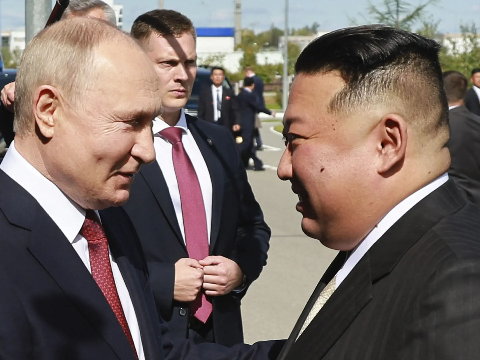Ruský prezident Vladimir Putin (vľavo) a severokórejský líder Kim Čong-un si podávajú ruky počas stretnutia v Kozmodróme Vostočnyj v Amurskej oblasti na ruskom Ďalekom východe 13. septembra 2023.
