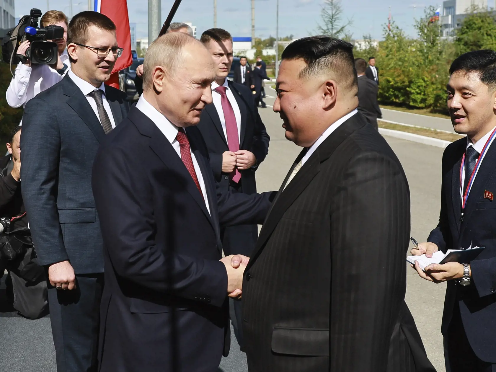 Ruský prezident Vladimir Putin (vľavo) a severokórejský líder Kim Čong-un si podávajú ruky počas stretnutia na Kozmodróme Vostočnyj v Amurskej oblasti na ruskom Ďalekom východe 13. septembra 2023.
