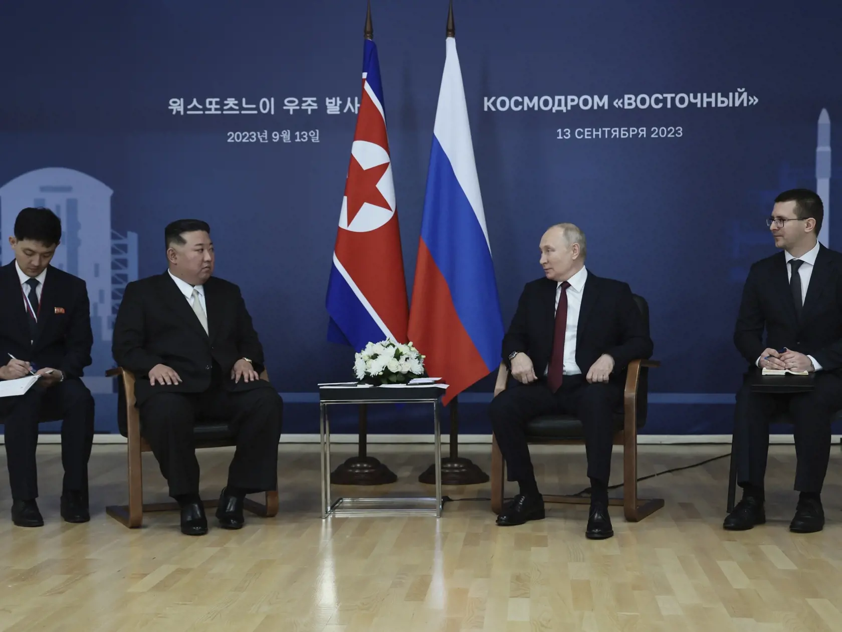 Ruský prezident Vladimir Putin (druhý vpravo) a severokórejský líder Kim Čong-un (druhý vľavo) počas stretnutia na kozmodróme Vostočnyj v Amurskej oblasti na ruskom Ďalekom východe 13. septembra 2023.