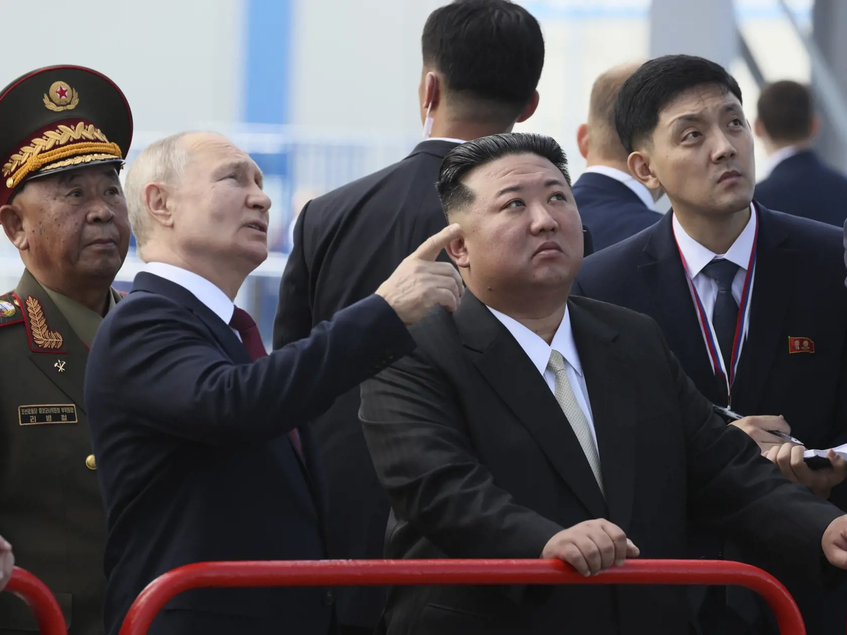 Ruský prezident Vladimir Putin a severokórejský líder Kim Čong-un si prezerajú odpaľovaciu rampu počas ich stretnutia na kozmodróme Vostočnyj v Amurskej oblasti na ruskom Ďalekom východe 13. septembra 2023.