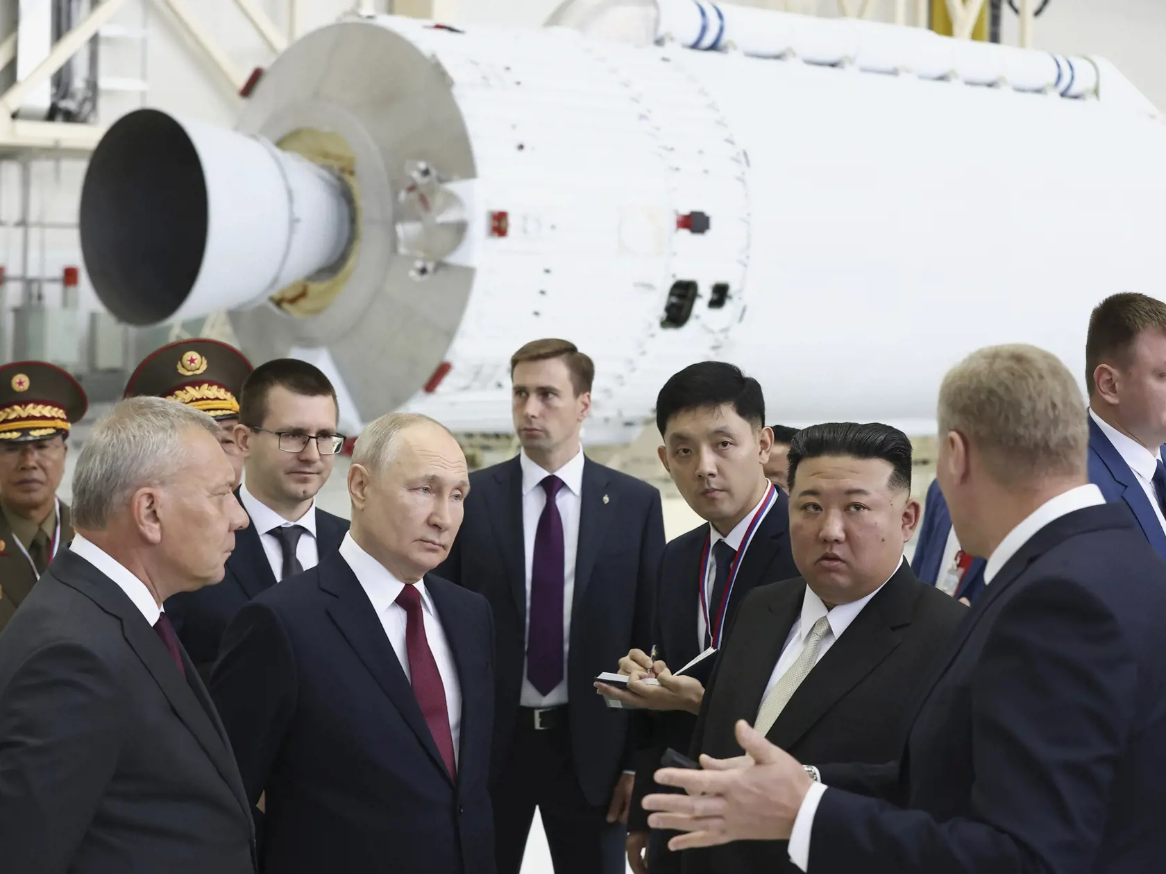 Ruský prezident Vladimir Putin (druhý vľavo) a severokórejský líder Kim Čong-un si prezerajú hangár na montáž rakiet počas ich stretnutia na Kozmodróme Vostočnyj v Amurskej oblasti na ruskom Ďalekom východe 13. septembra 2023.
