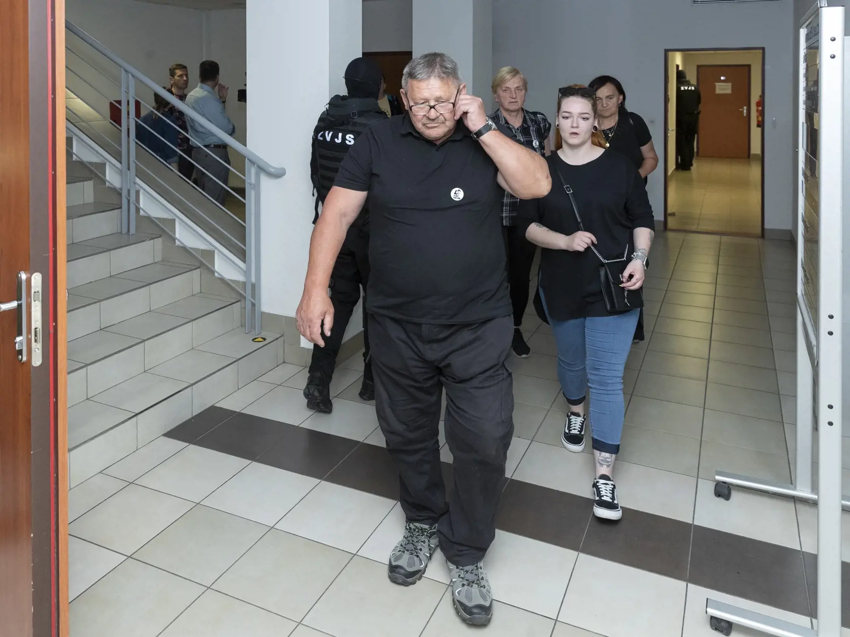 Súdne pojednávanie na špecializovanom trestnom súde v Pezinku vo veci objedvnávky vraždy prokurátorov a vraždy Jána Kuciaka a Martiny Kušnírovej. Na snímke je Jozef Kuciak a v pozadí Jana Kuciaková a Zlatica Kušnírová.