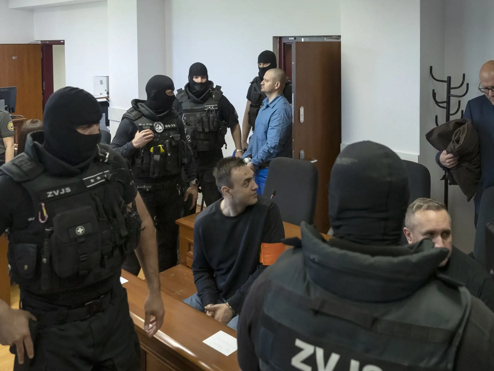 Súdne pojednávanie na špecializovanom trestnom súde v Pezinku vo veci objedvnávky vraždy prokurátorov a vraždy Jána Kuciaka a Martiny Kušnírovej. Na snímke v popredí je Darko Dragič a vzadu Miroslav Marček.