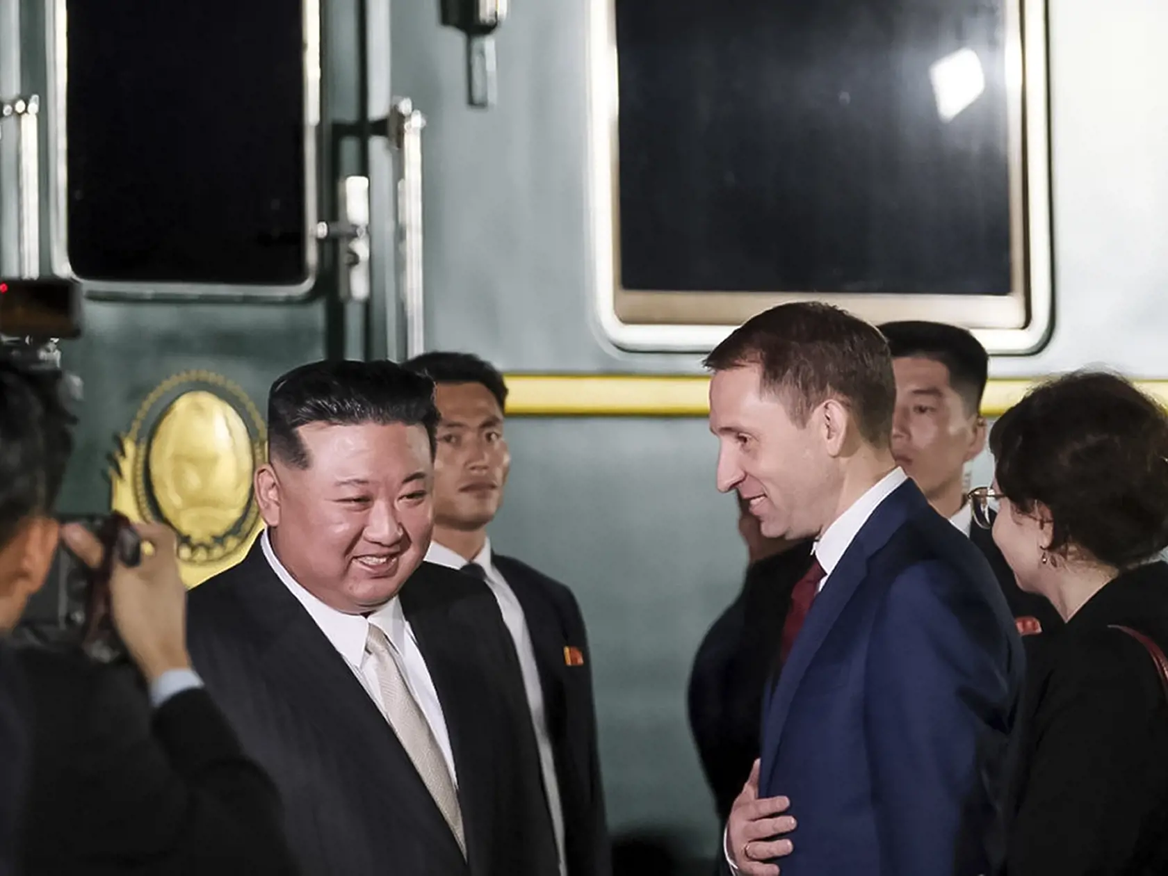 Na videosnímke, ktorú zverejnili 12. septembra 2023 severokórejský vodca vodca Kim Čong-un (druhý vľavo) a ruský minister životného prostredia Alexander Kozlov (druhý sprava) sa vítajú v meste Chasan v Prímorskom kraji, ktorý  hraničí so Severnou Kóreou na ruskom Ďalekom východe.
