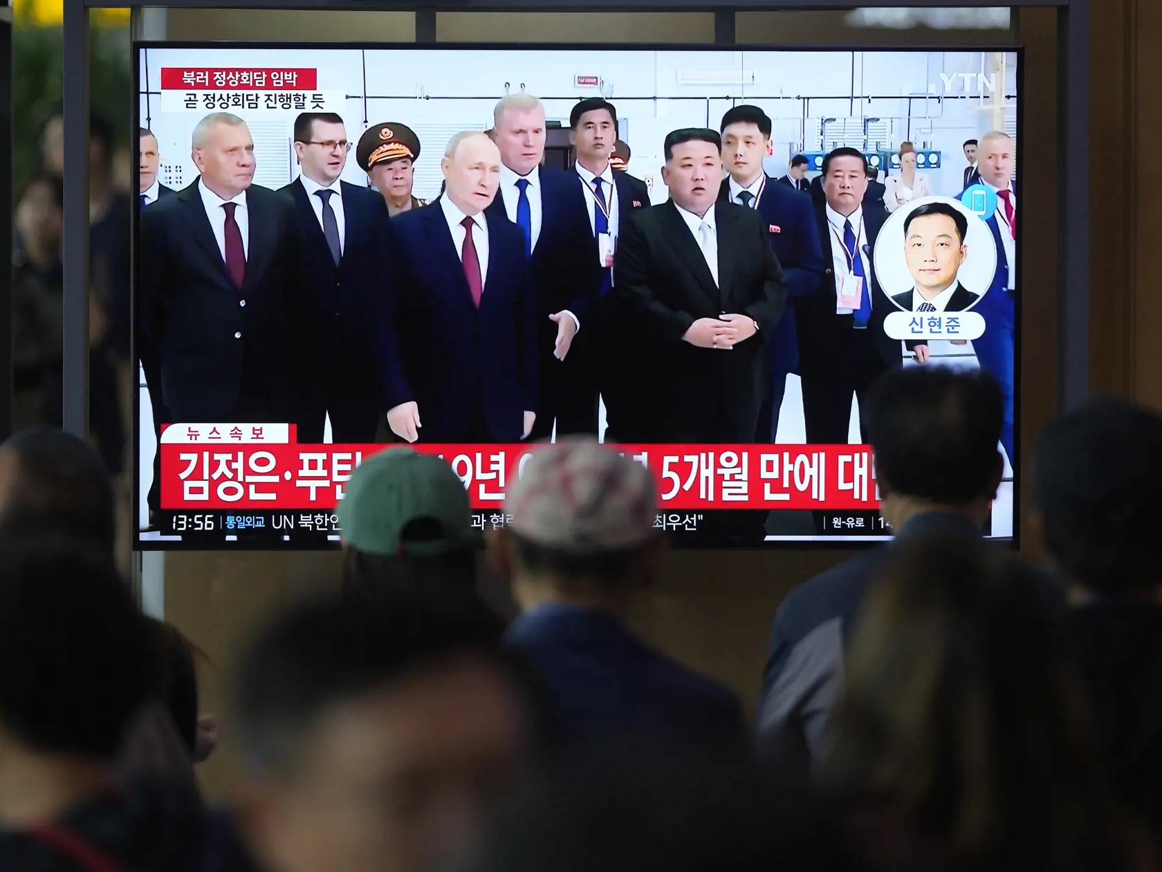Na snímke ľudia pozerajú na televíznej obrazovke stretnutie ruského prezidenta Vladimira Putina a severokórejského vodcu Kim Čong-una na železničnej stanici v Soule 13. septembra 2023.