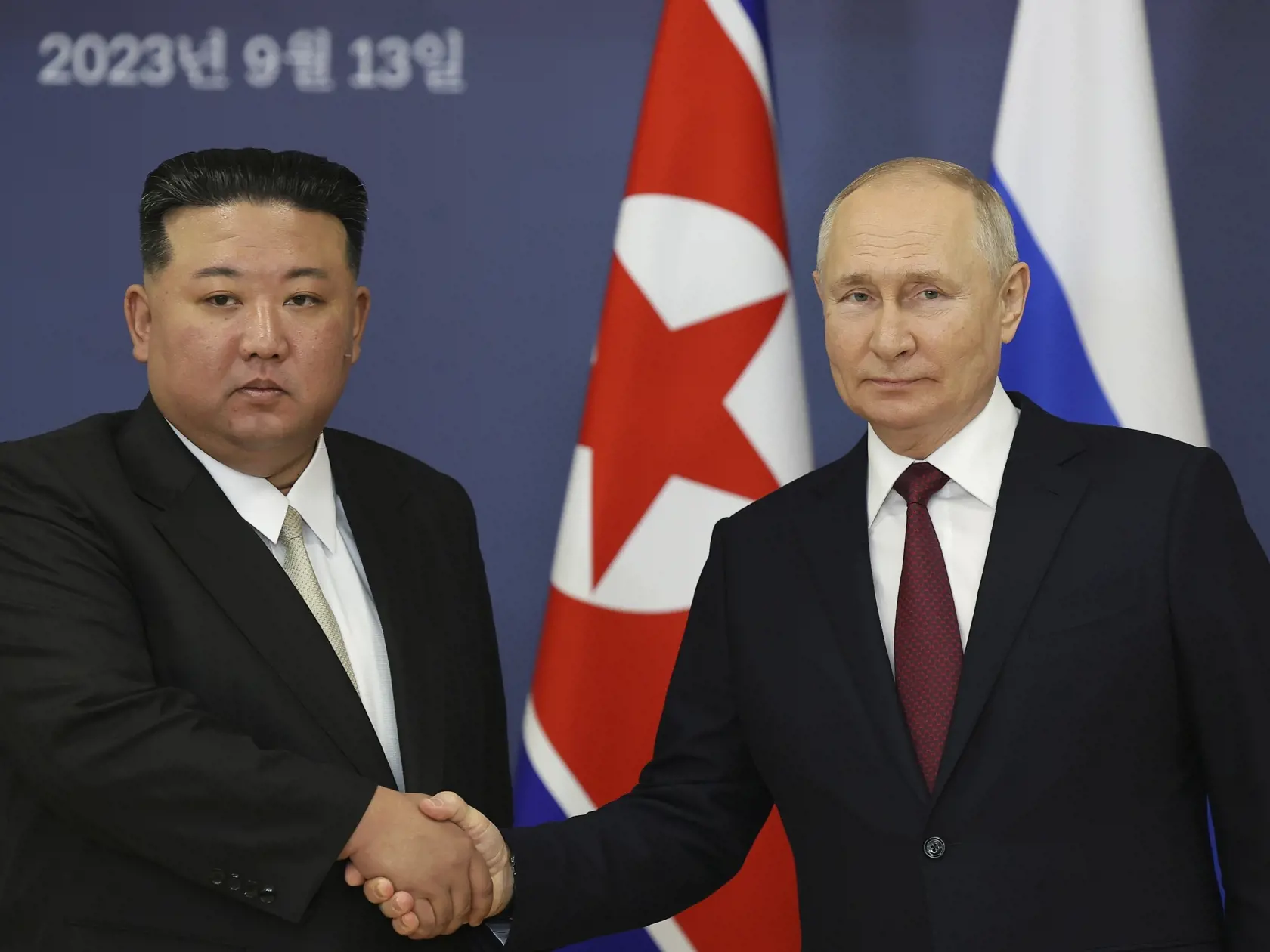 Ruský prezident Vladimir Putin (vpravo) a severokórejský líder Kim Čong-un si podávajú ruky počas ich stretnutia na kozmodróme Vostočnyj v Amurskej oblasti na ruskom Ďalekom východe 13. septembra 2023.