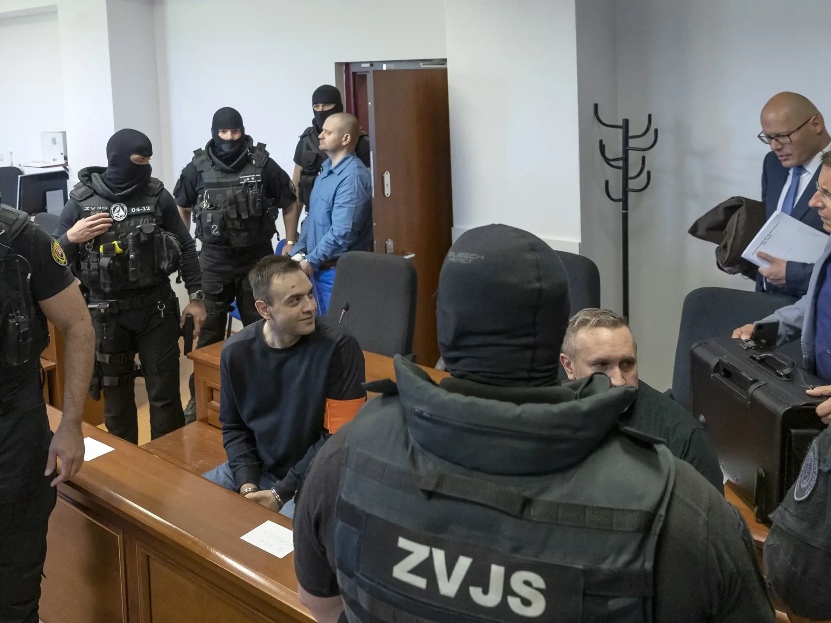Súdne pojednávanie na špecializovanom trestnom súde v Pezinku vo veci objedvnávky vraždy prokurátorov a vraždy Jána Kuciaka a Martiny Kušnírovej. Na snímke v popredí je Darko Dragič a vzadu Miroslav Marček.