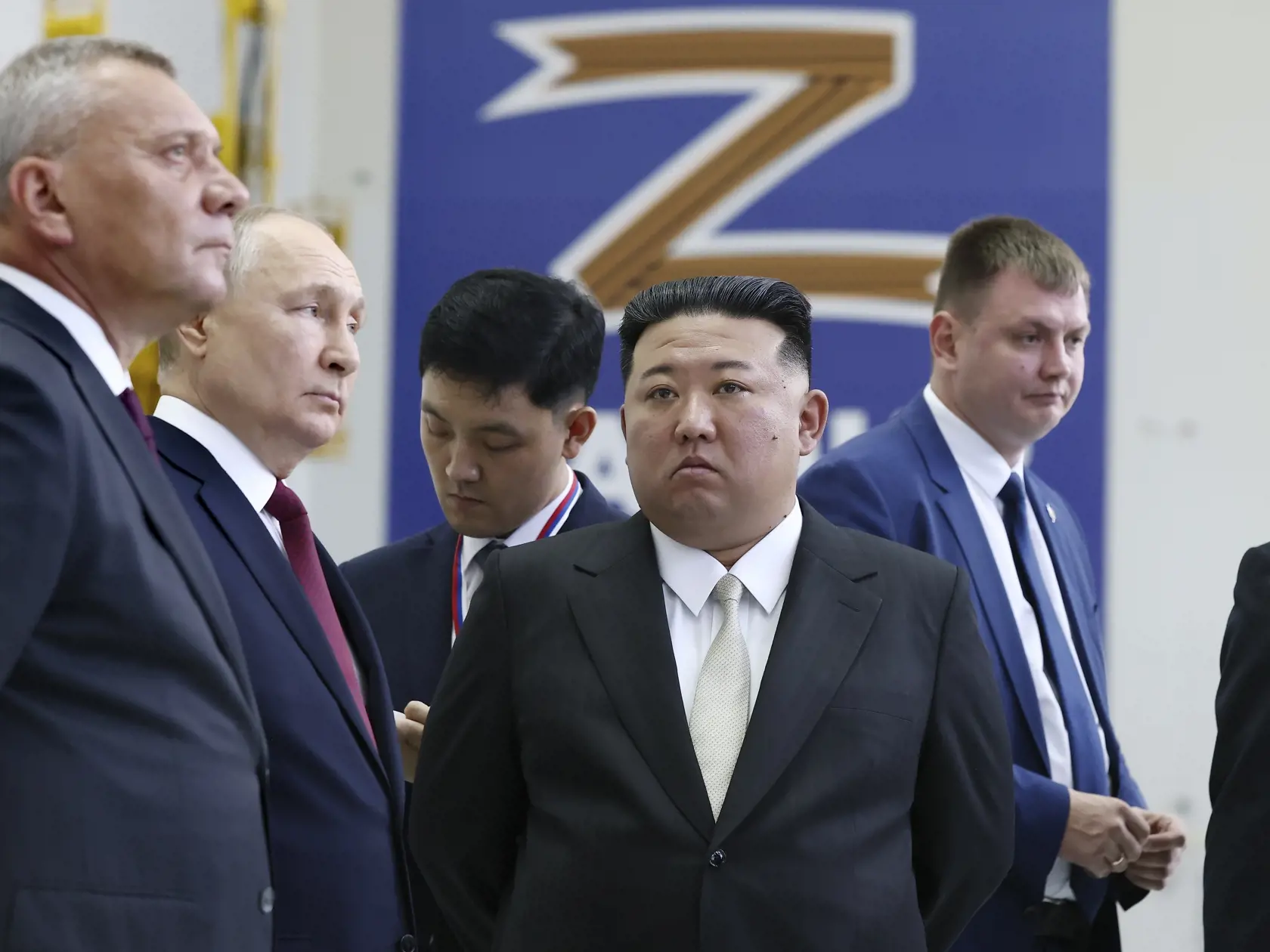 Ruský prezident Vladimir Putin (druhý vľavo) a severokórejský líder Kim Čong-un (uprostred) počas stretnutia na Kozmodróme Vostočnyj v Amurskej oblasti na ruskom Ďalekom východe 13. septembra 2023.
