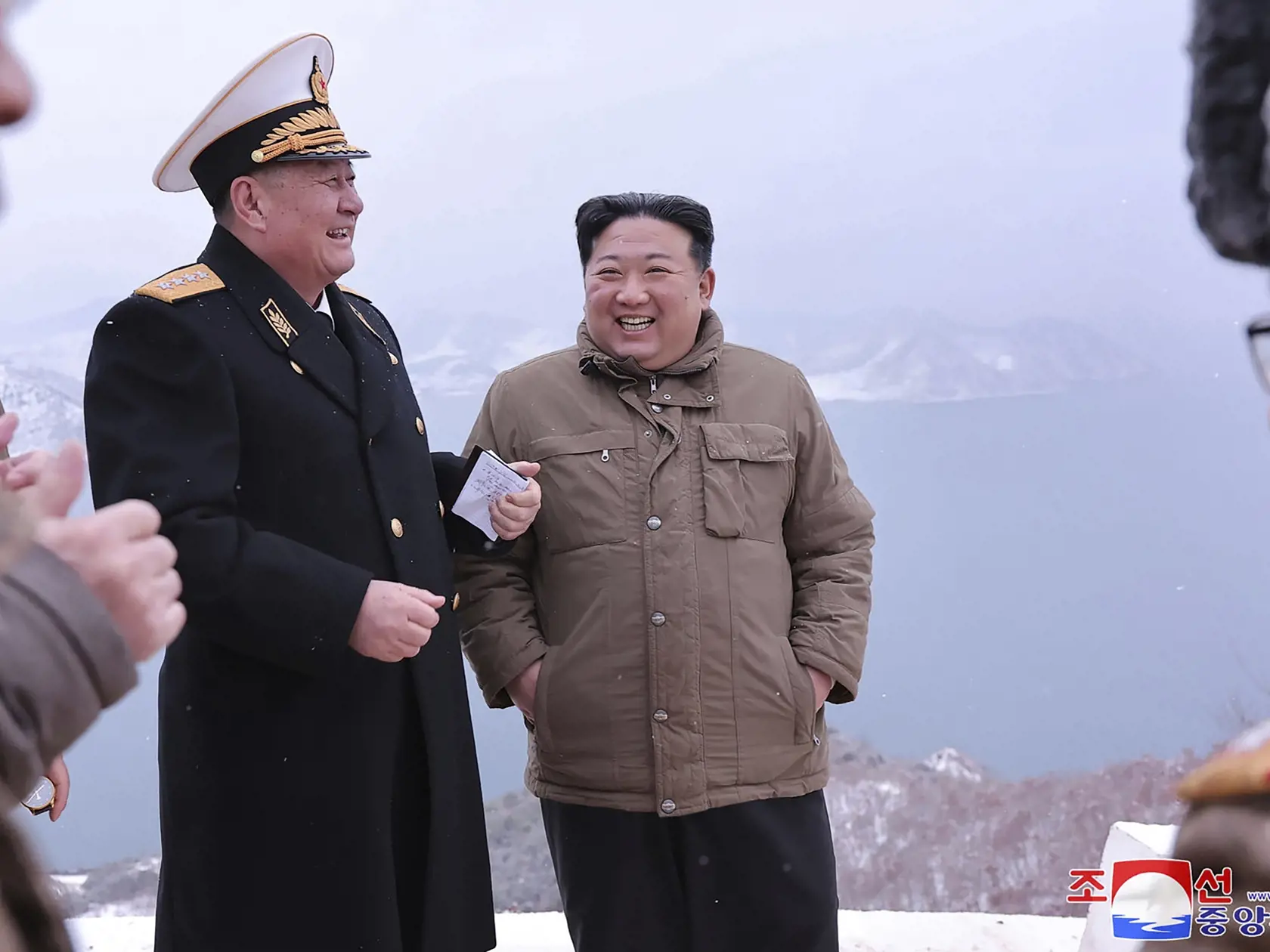 Na snímke severokórejský líder Kim Čong-un (vpravo) stojí s veliteľom severokórejského námorníctva počas inšpekcie odpálenia strely Pulhwasal-3-31 v nedeľu 28. januára 2024 v Severnej Kórei.