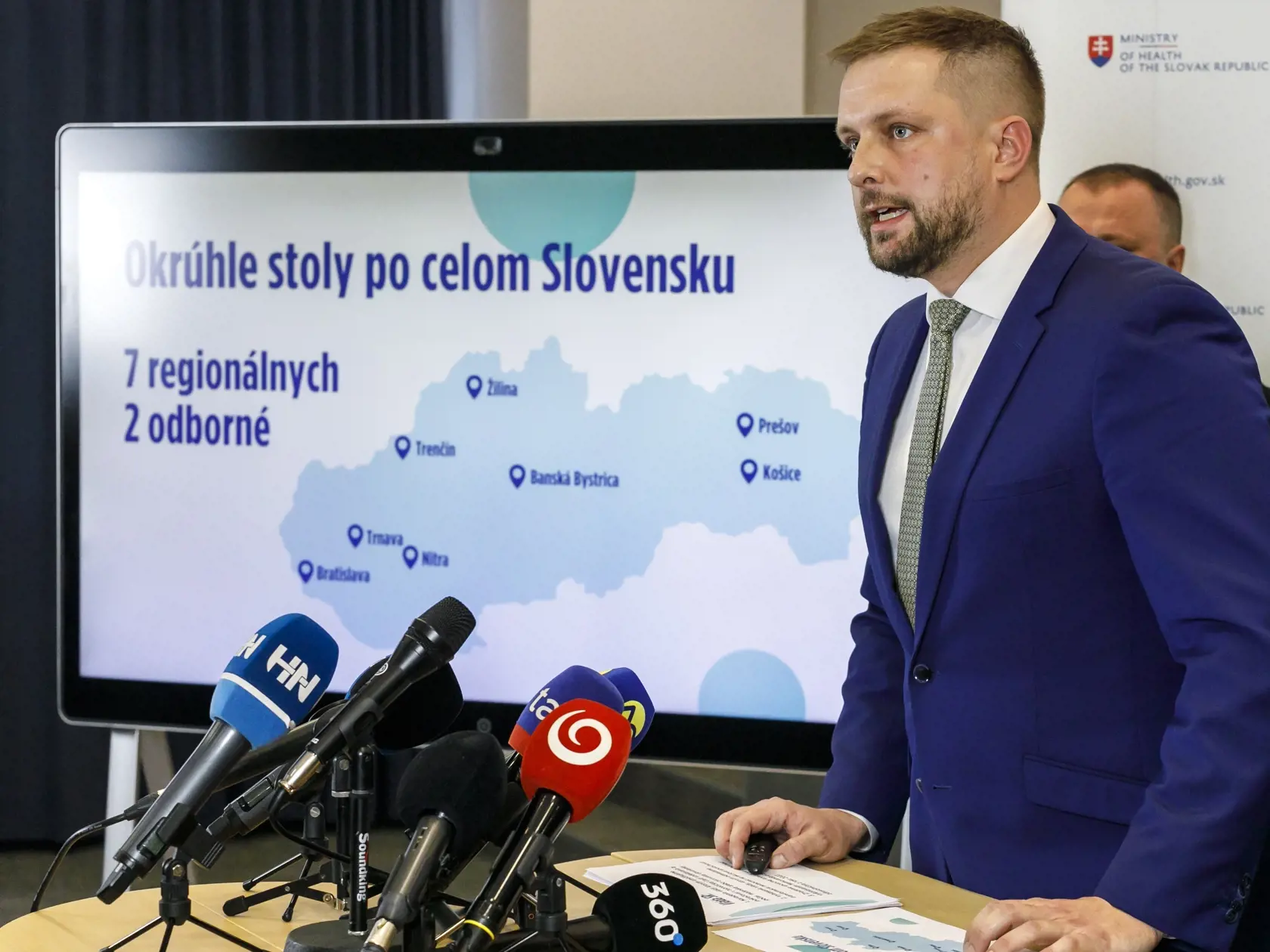 Minister zdravotníctva SR (MZ SR) Kamil  Šaško (Hlas) počas tlačovej konferencie k aktuálnej situácii v zdravotníctve a rokovaní s Lekárskym odborovým združením (LOZ) v Bratislave 4. decembra 2024.