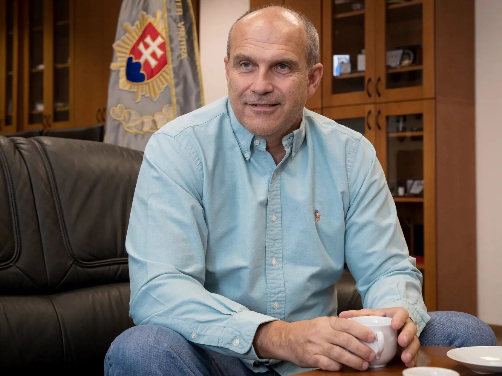 Rozhovor s prezidentom policajného zboru SR Milanom Lučanským, pre týždenník Plus 7 dní.