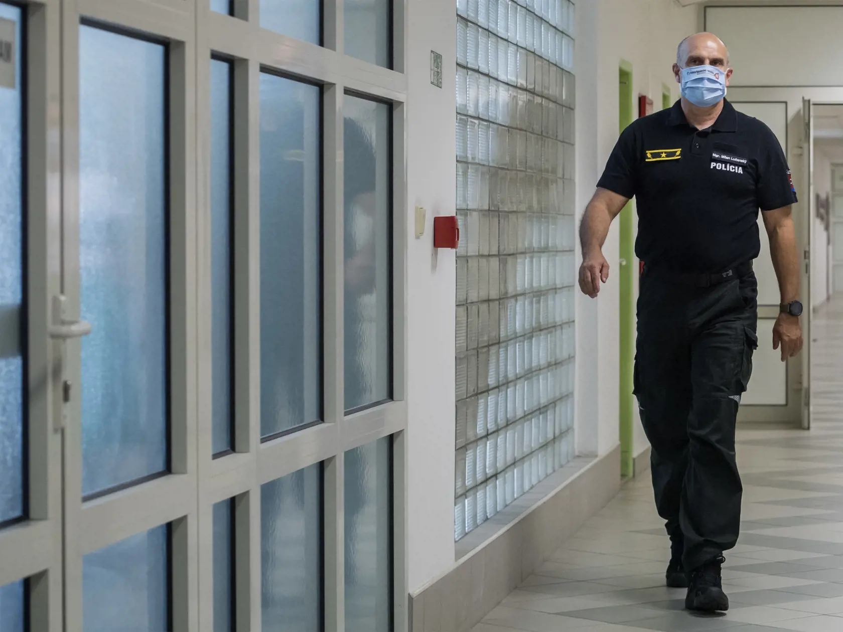 Exprezident Policajného zboru Milan Lučanský prichádza na tlačovú konferenciu v Bratislave v utorok 30. júna 2020. Lučanský odstupuje z funkcie. Požiadal o uvoľnenie zo služobného pomeru k 31. augustu. Minister vnútra SR Roman Mikulec (OĽaNO) jeho žiadosť prijal. FOTO TASR - Martin Baumann