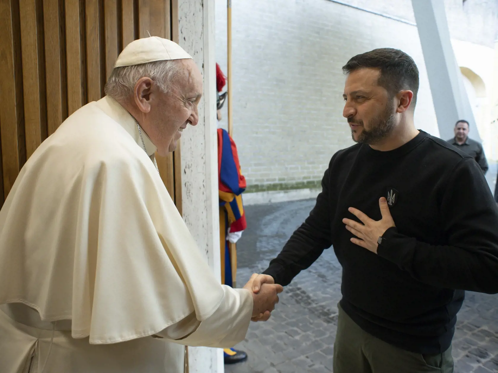 Ukrajinský prezident Volodymyr Zelenskyj poča súkromnej audiencie s pápežom Františkom 13. mája 2023 vo Vatikáne. Ukrajinský prezident Volodymyr Zelenskyj pricestoval na jednodňovú návštevu Talianska.