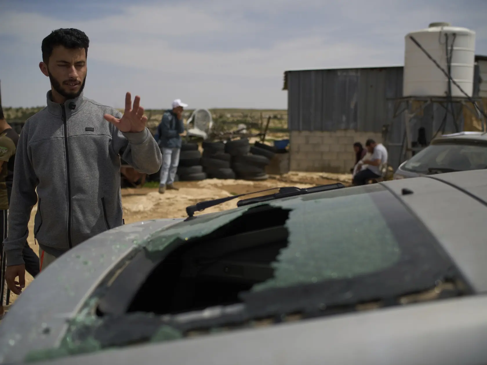 KK24 Masafer Jatta - Na snímke palestínsky spolurežisér Oscarom oceneného filmu o izraelskom násilí na Západnom brehu Jordánu Básil Adra sa pozerá na poškodené auto spolurežiséra filmu Hamdána Ballála, ktorého napadli židovskí osadníci pred tým, ako ho zadržala izraelská armáda v regióne Masafer Jatta južne od Hebronu na Západnom brehu Jordánu 25. marca 2025. Palestínsky spolurežisér  Oscarom oceneného filmu o izraelskom násilí na Západnom brehu Jordánu Básil Adra vo štvrtok 3. apríla na pôde Organizácie Spojených národov (OSN) vyhlásil, že situácia sa napriek úspechu filmu zhoršuje. Oscarom ocenený dokumentárny film No Other Land sa natáčal medzi rokmi 2019 až 2023. Dokončili ho len niekoľko dní pred útokom palestínskeho hnutia Hamas z Pásma Gazy na Izrael zo 7. októbra 2023, ktorým sa začala vojna v Pásme Gaze. FOTO TASR/AP
Basel Adra, Palestinian co-director of the Oscar winner documentary "No Other Land", looks at the damaged car of the Palestinian co-director Hamdan Ballal, who was attacked by Jewish settlers before being detained by the Israeli army in the village of Susiya, in Masafer Yatta, south Hebron hills, Tuesday, March 25, 2025. (AP Photo/Leo Correa)