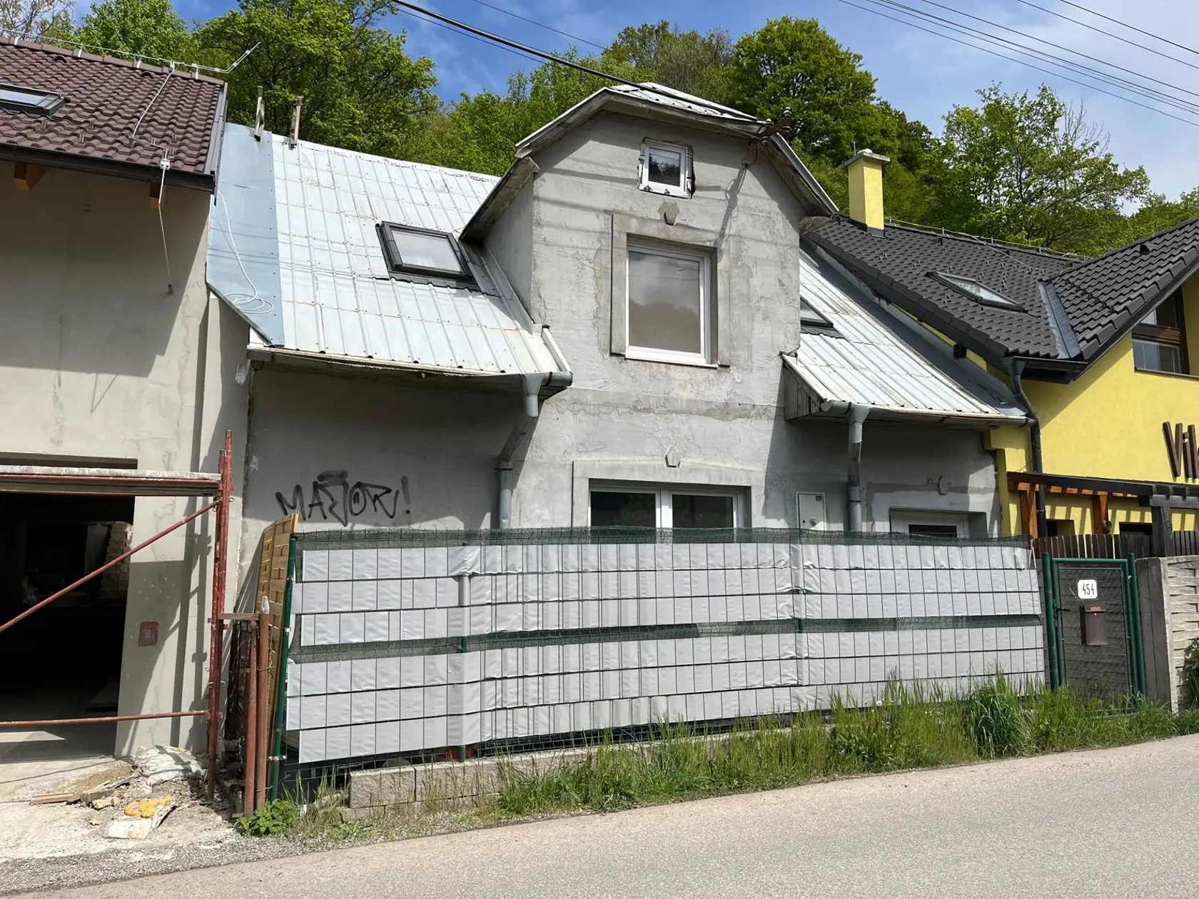 Dom vo Vyhniach, kde má sídlo občianske združenie. Popa tam chodí raz za čas, v dome nie je elektrika ani vodaô