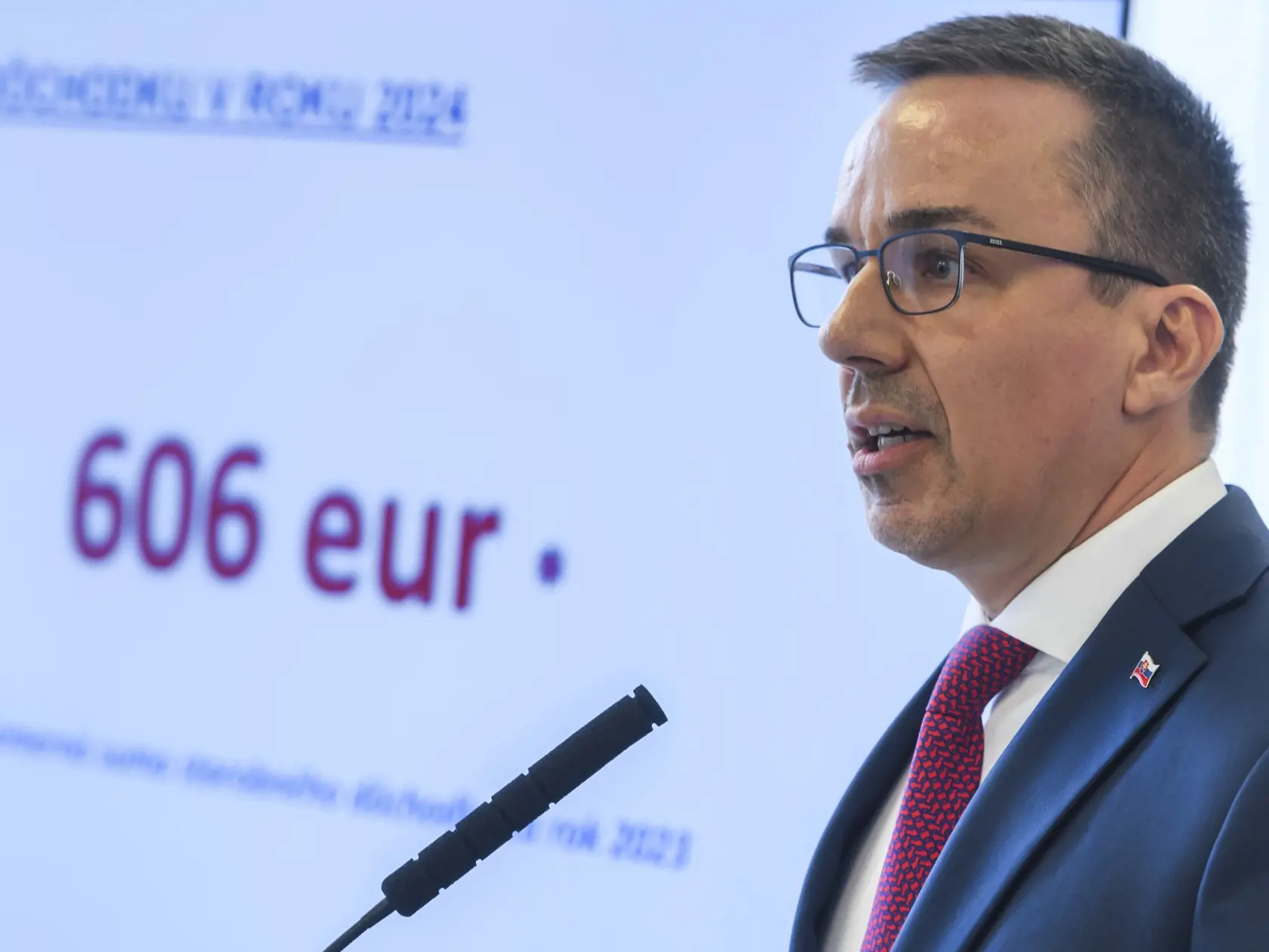 Na snímke minister práce, sociálnych vecí a rodiny SR Erik Tomáš (Hlas-SD) počas tlačovej konferencie k 13. dôchodku v Bratislave 7. novembra 2023. FOTO TASR - Jaroslav Novák