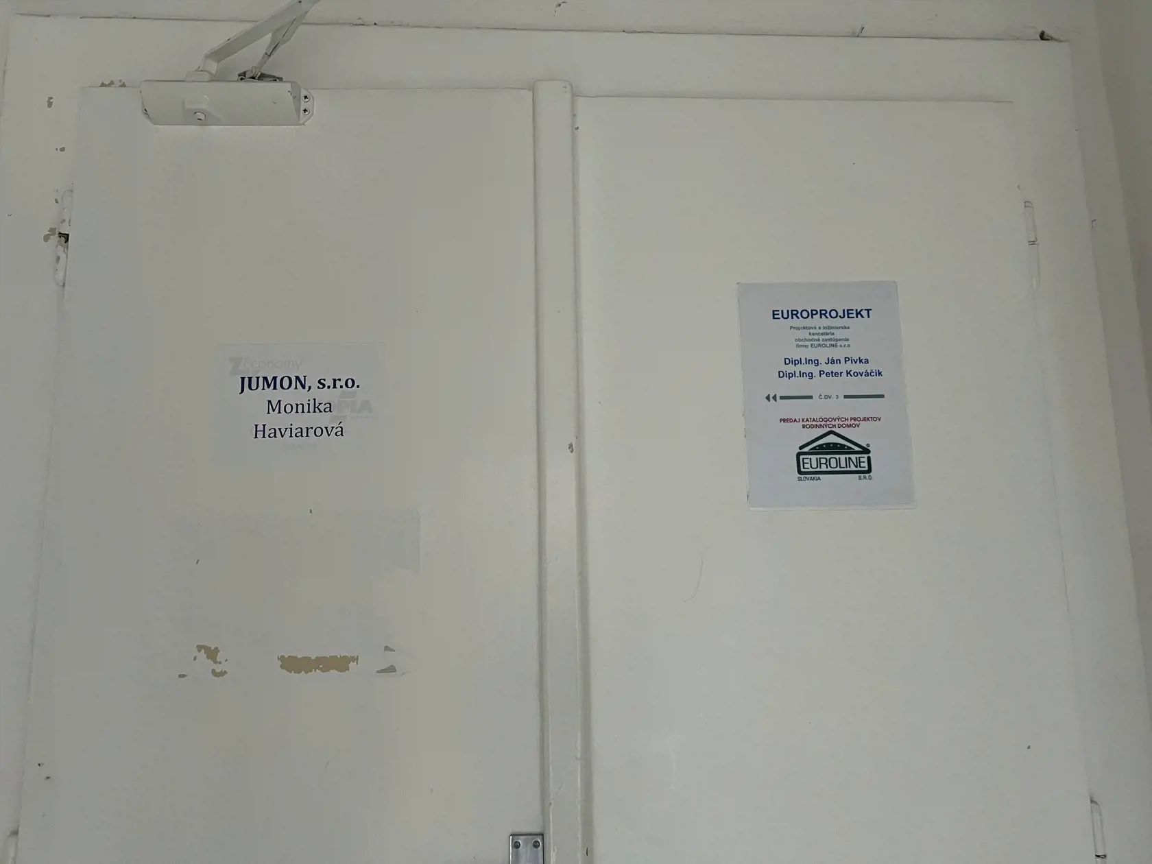 Tu má mať mediátorka kanceláriu. Keď sme klopali, nikto neotváral.