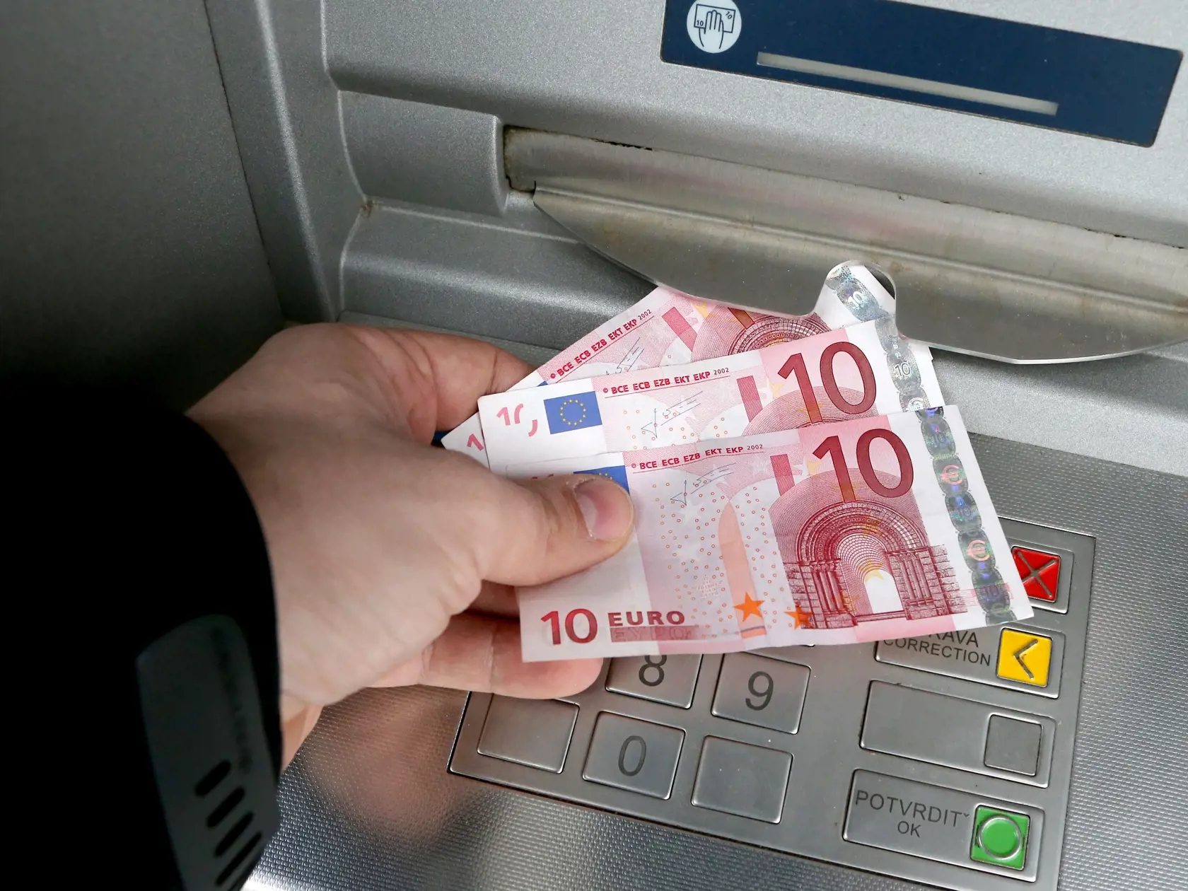 Priplatiť si budú musieť klienti za výber hotovosti z bankomatu. Týkať sa to bude výberov z bankomatov iných bánk. Namiesto súčasných 3,50 eur zaplatia klienti od júla štyri eurá za výber. Poplatok sa teda zvýšil o 14 percent. Pri výbere z bankomatu VÚB sa nič nemení, naďalej môžu klienti vyberať hotovosť za 30-centový poplatok.