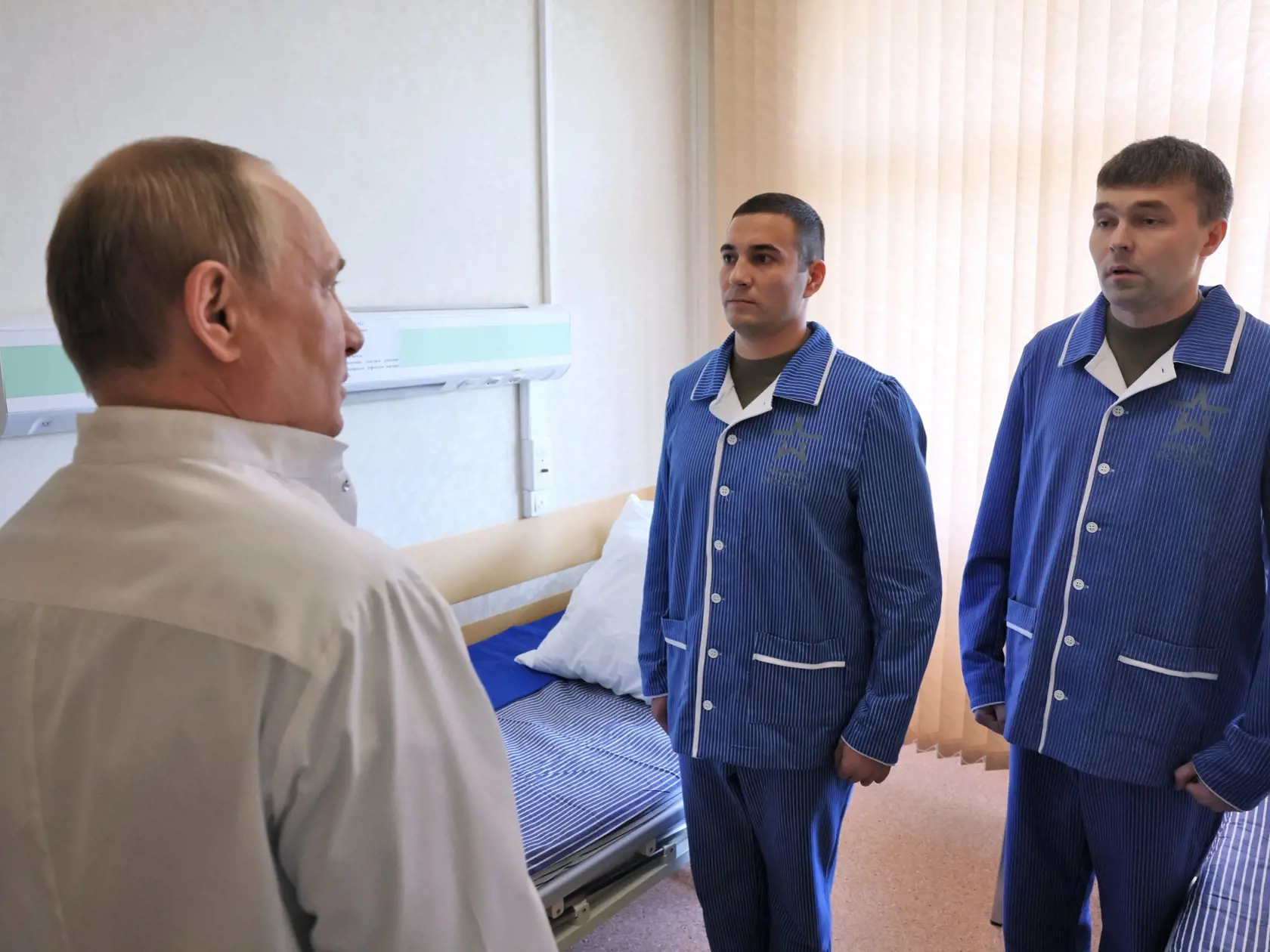 WA 13 Moskva - Ruský prezident Vladimir Putin (vľavo), zranení ruskí poručíci Sergej Comenko (uprostred) a Ajrat Rachmatulin sa rozprávajú počas stretnutia v Ústrednej vojenskej nemocnici v Moskve v stredu 25. maája 2022. Comenko a Rachmatulin sa zraneli počas ruskej invázie na Ukrajinu. FOTO TASR/AP 

    
Russian President Vladimir Putin, left, meets with Lt. Sergei Tsomenko, center, and Lt. Ayrat Rakhmatullin at the Central Military Clinical Hospital in Moscow, Russia, Wednesday, May 25, 2022