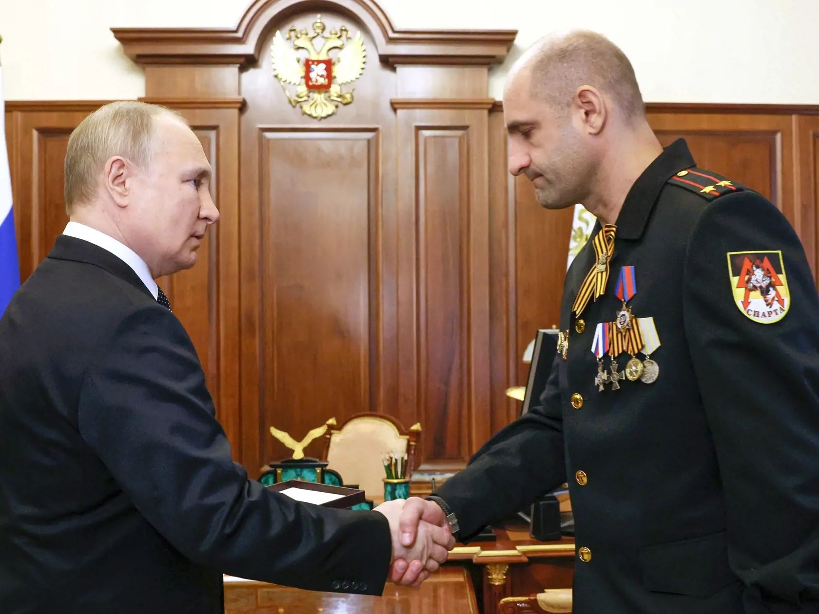 JB 23 Moskva - Ruský prezident Vladimir Putin (vľavo) si podáva ruku s veliteľom battalionu Sparta Doneckej ľudovej republiky Artjemom Žogom počas ich stretnutia v Kremli v Moskve 9. mája 2022. FOTO TASR/AP

Russian President Vladimir Putin greets the commander of of the Donetsk People's Republic's reconnaissance battalion Sparta Artem Zhoga, father of late commander of this battalion Colonel Vladimir Zhoga who died during a fighting with Ukrainian forces, at the Kremlin in Moscow, Russia, Monda