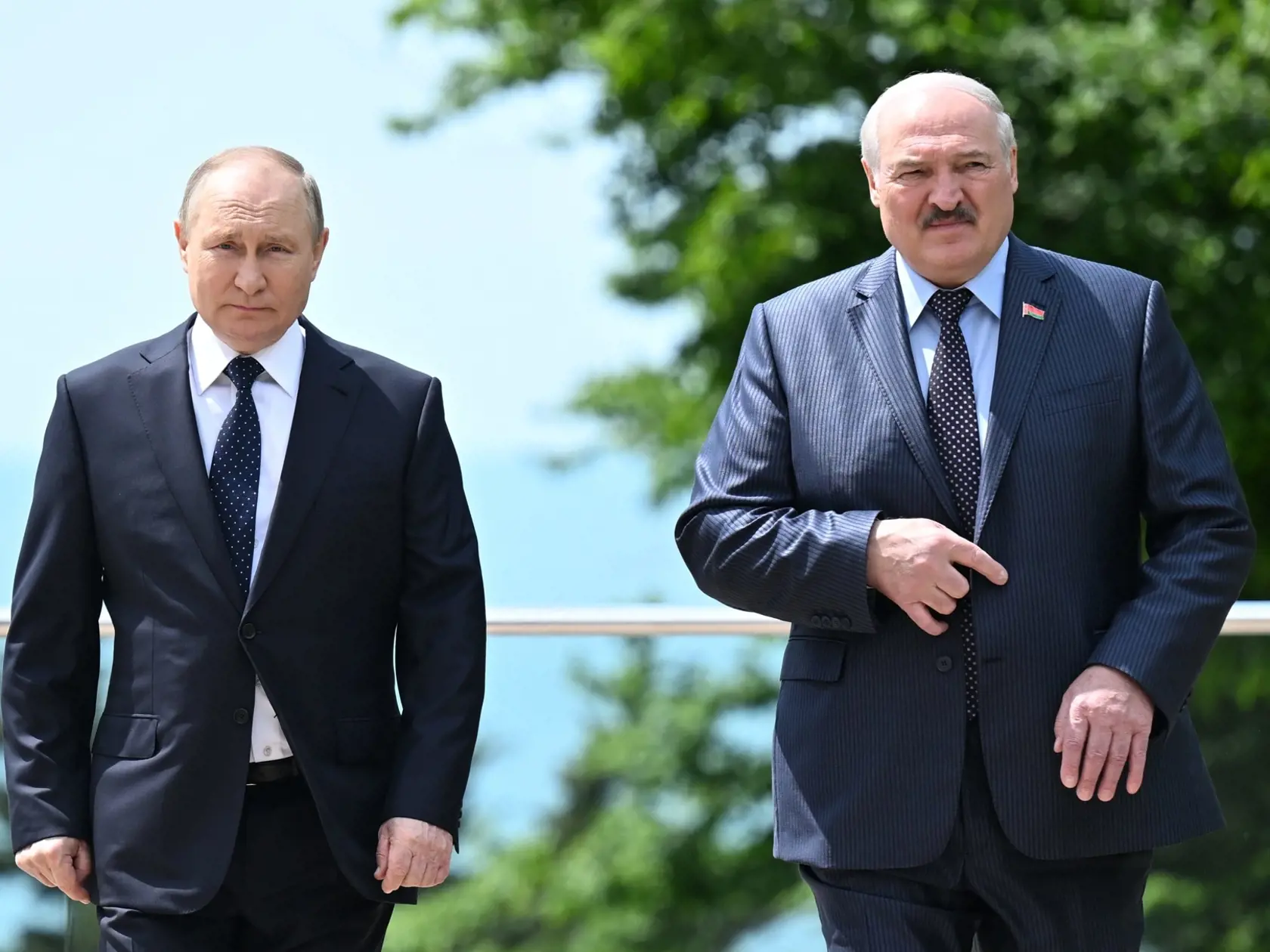 WA 3 Soči - Ruský prezident Vladimir Putin (vľavo) a bieloruský prezident Alexandr Lukašenko (vpravo) pózujú počas stretnutia v ruskom čiernomorskom letovisku Soči v pondelom 23. mája 2022. FOTO TASR/AP 
 

Russian President Vladimir Putin, left, and Belarusian President Alexander Lukashenko pose for a photo during their meeting at the Bocharov Ruchei residence, in the Black Sea resort of Sochi, Russia, Monday, May 23, 2022. (Ramil Sitdikov, Sputnik, Kremlin Pool Photo via AP)