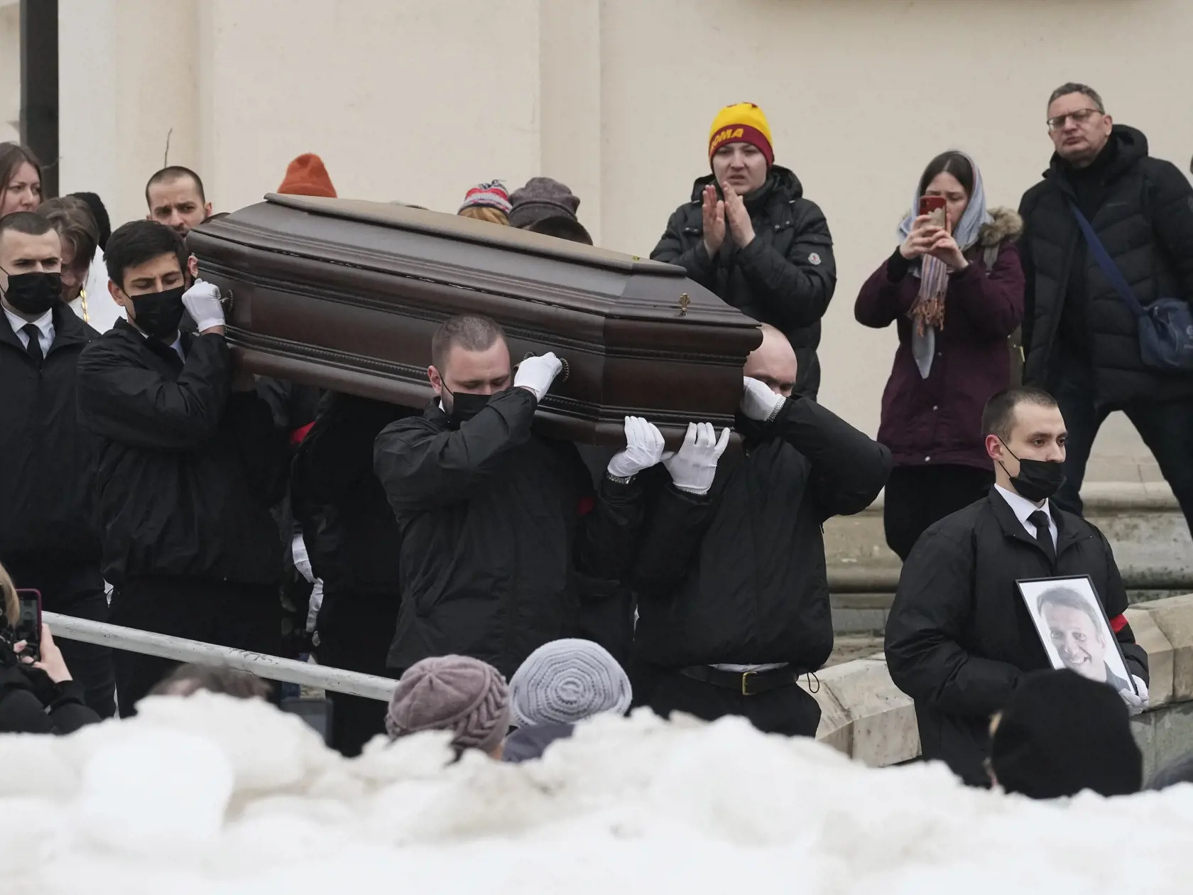 Na snímke zamestnanci vynášajú truhlu s pozostatkami ruského opozičného lídra Alexaja Navaľného z bohorodičného Chrámu ikony Utíš môj smútok v moskovskom rajóne Maryno v Moskve v piatok 1. marca 2024.