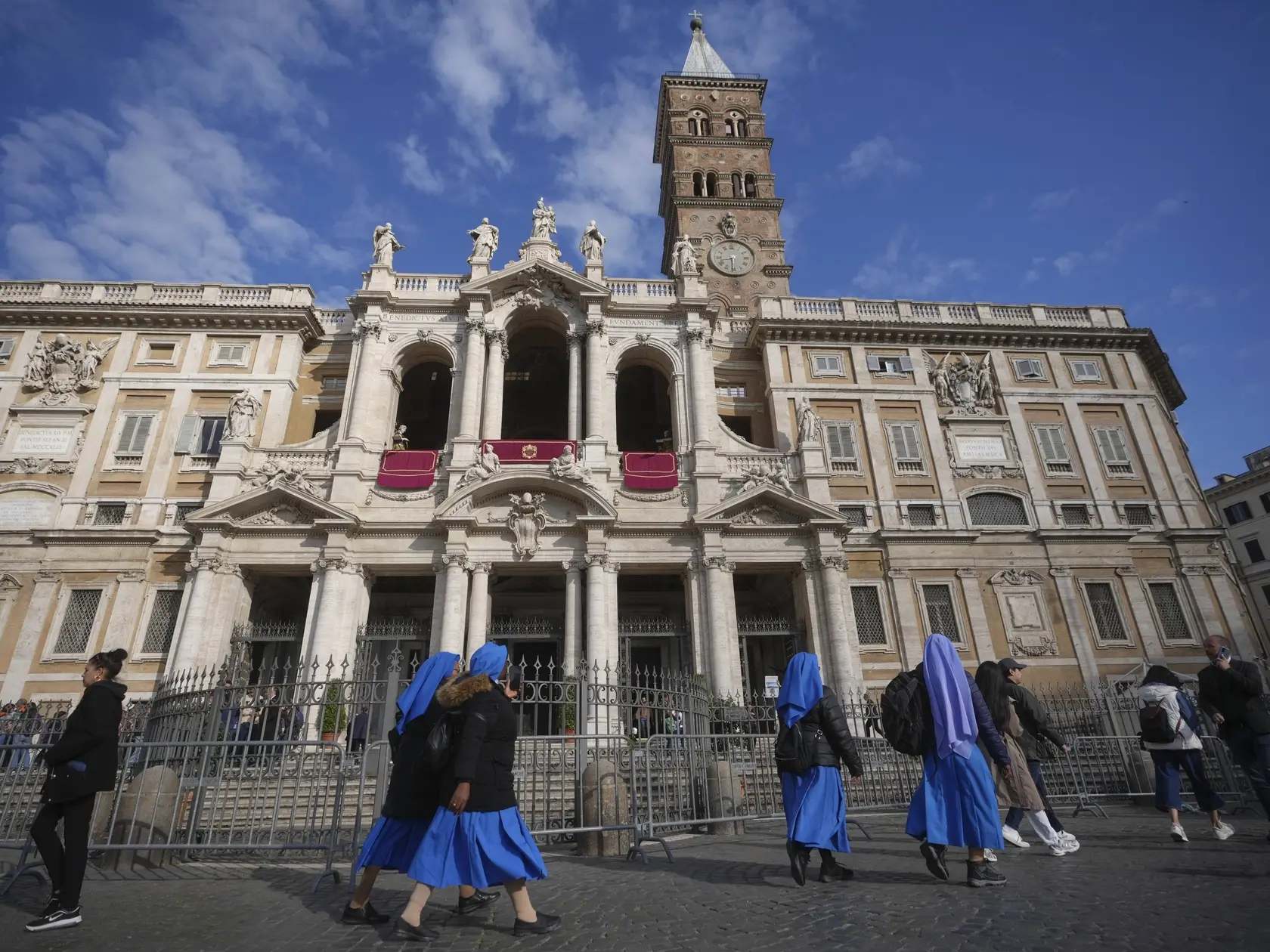 JB 25 Rím - Mníšky kráčajú pred Bazilikou Panny Márie Väčšej (Santa Maria Maggiore) v Ríme 27. apríla 2025, kde sprístupnili pre verejnosť hrobku zosnulého pápeža Františka. Brány Baziliky Panny Márie Väčšej v Ríme sa v nedeľu ráno otvorili pre veriacich, ktorý chcú deň po pohrebe vzdať úctu pri hrobe pápeža Františka, informuje TASR podľa agentúry DPA. Od skorých ranných hodín sa pred bazilikou zhromažďovali stovky veriacich, ktorým vstup umožnili o 7.00 h. Pápež si tento chrám v centre Ríma, známy aj pod svojím talianskym názvom Santa Maria Maggiore, ale aj ako Bazilika Panny Márie Snežnej, vybral za miesto svojho posledného odpočinku miesto Baziliky sv. Petra vo Vatikáne, kde je pochovaných viacero jeho predchodcov. FOTO TASR/AP 

Nuns walk towards St. Mary Major Basilica to pay their respects to the tomb of Pope Francis, in Rome, Sunday, April 27, 2025. (AP Photo/Alessandra Tarantino)