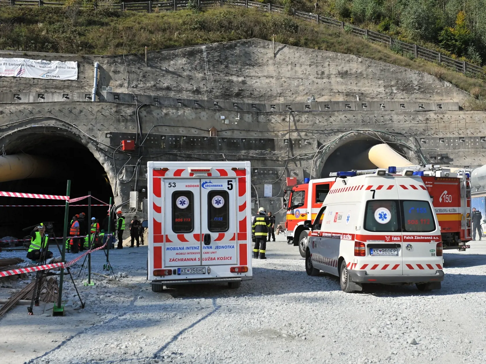 Cvičenie záchranných zložiek pri mimoriadnej udalosti priamo v rozostavanom najdlhšom diaľničnom tuneli Višňové.