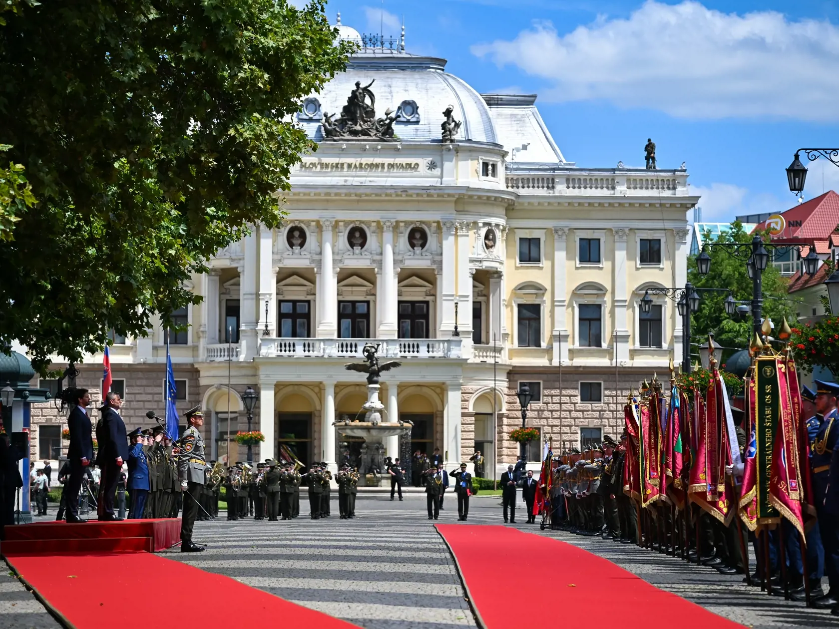 Na snímke v pozadí zľava vicepremiér a minister obrany SR Robert Kaliňák (Smer-SD), prezident SR Peter Pellegrini počas prehliadky jednotiek Ozbrojených síl SR na Hviezdoslavovom námestí v Bratislave 15. júna 2024. FOTO TASR - Pavol Zachar