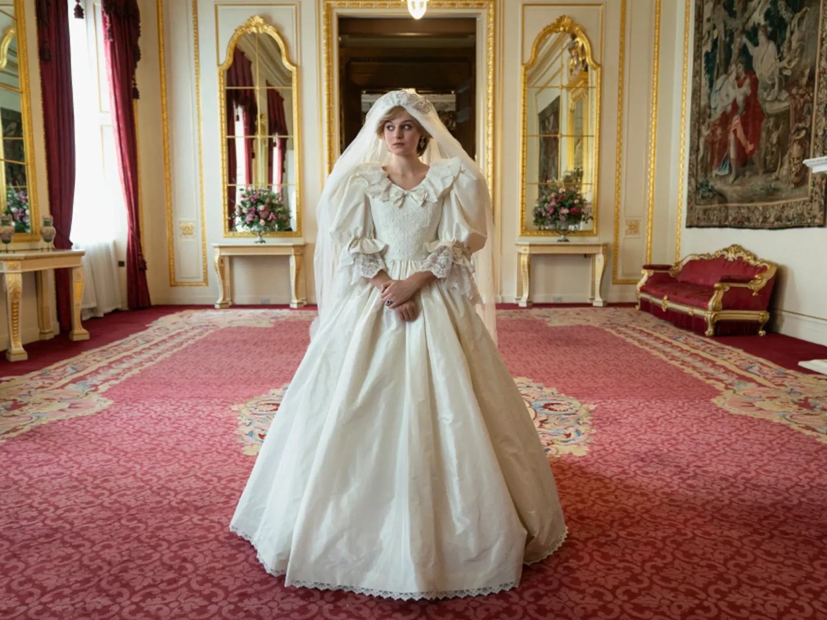 Emma Corrin ako princezná Diana v seriáli Koruna.