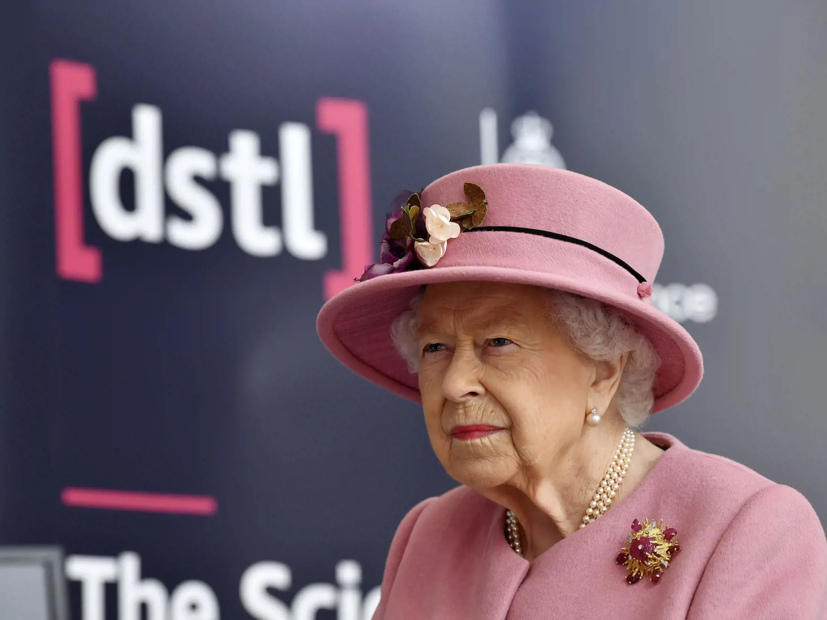 EBE 36 Portone Down - Britská kráľovná Alžbeta II. prichádza na návštevu Laboratória pre obranné vedy a technológie (DSTL) v anglickom Portone Down 15. októbra 2020. FOTO TASR/AP
Britain's Queen Elizabeth II visits the Defence Science and Technology Laboratory (DSTL) at Porton Down, England, Thursday Oct. 15, 2020, to view the Energetics Enclosure and display of weaponry and tactics used in counter intelligence. (Ben Stansall/Pool via AP)