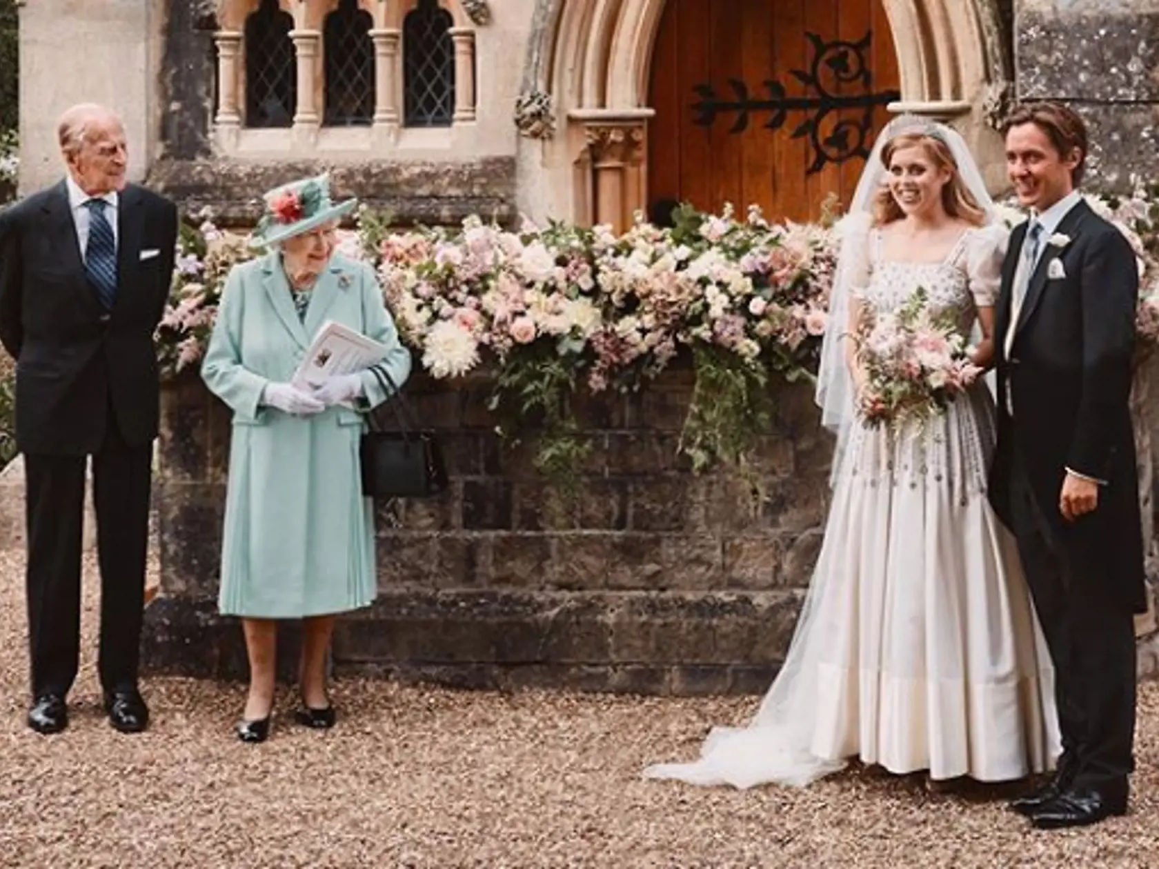 Kráľovná Alžbeta II. a ďalší členovia britskej kráľovskej rodiny sa v piatok zúčastnili na svadbe princeznej Beatrice, ktorá sa konala v areáli Windsorského zámku.