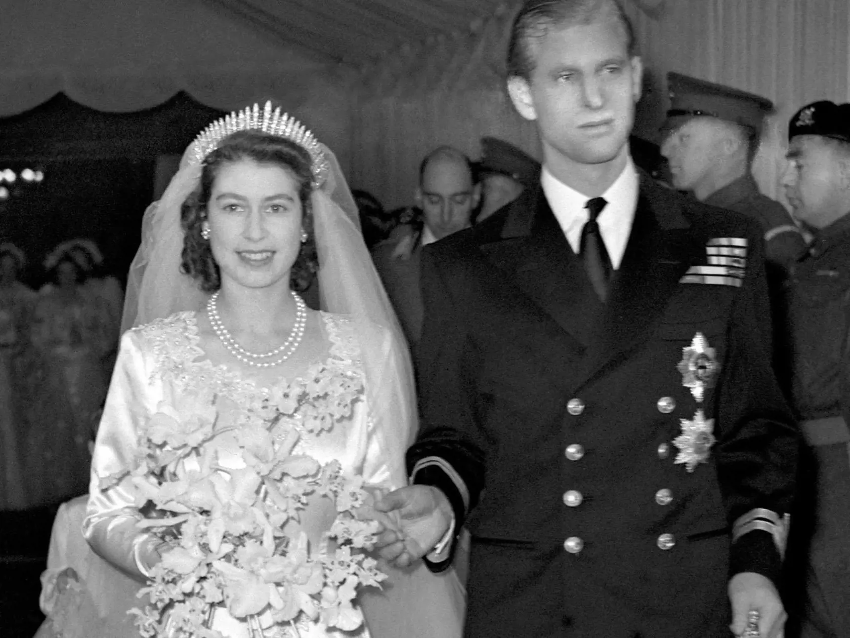 Šaty aj čelenku požičala svojej vnučke samotná kráľovná. Obľúbená ALŽBETA II. tým vyslala signál, ako jej záleží na princeznej BEATRICE.