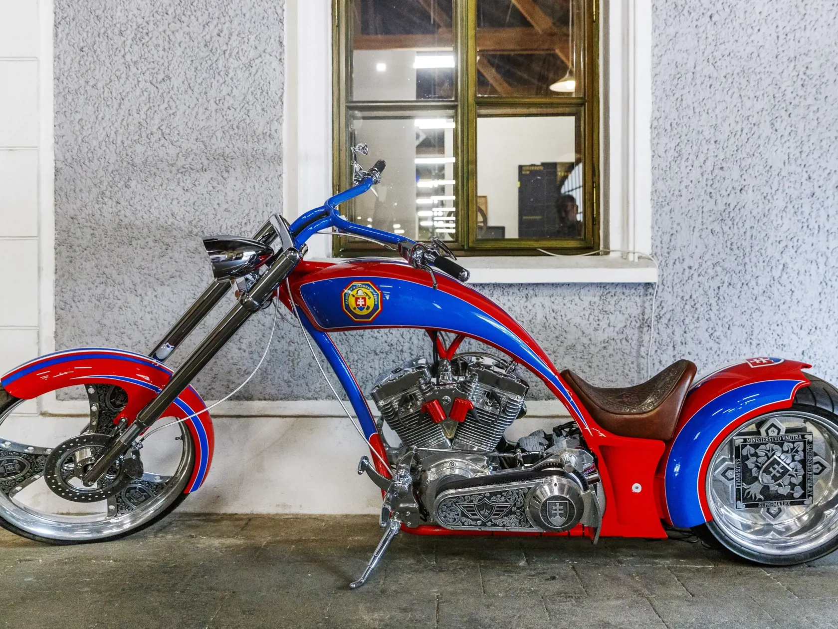 Do zbierky Dopravného múzea v Bratislave pribudol nový exponát. Chopper, ktorého vlastníkom je Robert Kaliňák, vyrobil svetoznámy americký výrobca motoriek Paul Teutul Jr. a jeho hodnota predstavuje 150 000 eur.