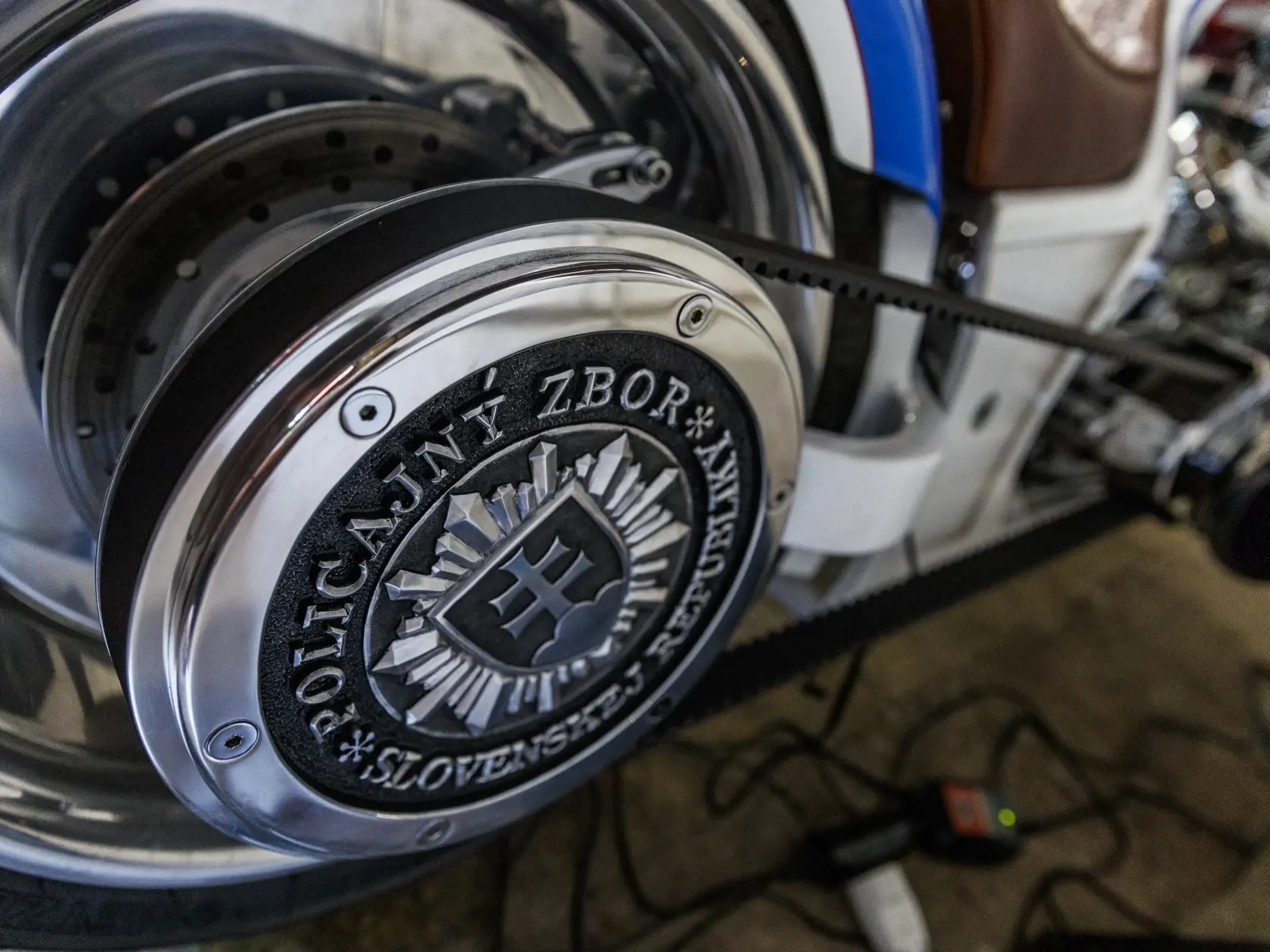 Do zbierky Dopravného múzea v Bratislave pribudol nový exponát. Chopper, ktorého vlastníkom je Robert Kaliňák, vyrobil svetoznámy americký výrobca motoriek Paul Teutul Jr. a jeho hodnota predstavuje 150 000 eur.