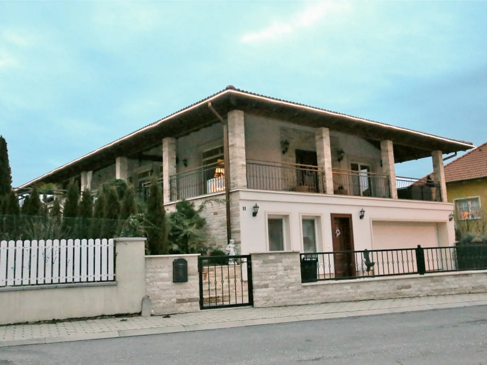 Manželia Šimkovičovci kedysi bývali V luxusnej vile v Prellenkirchene.