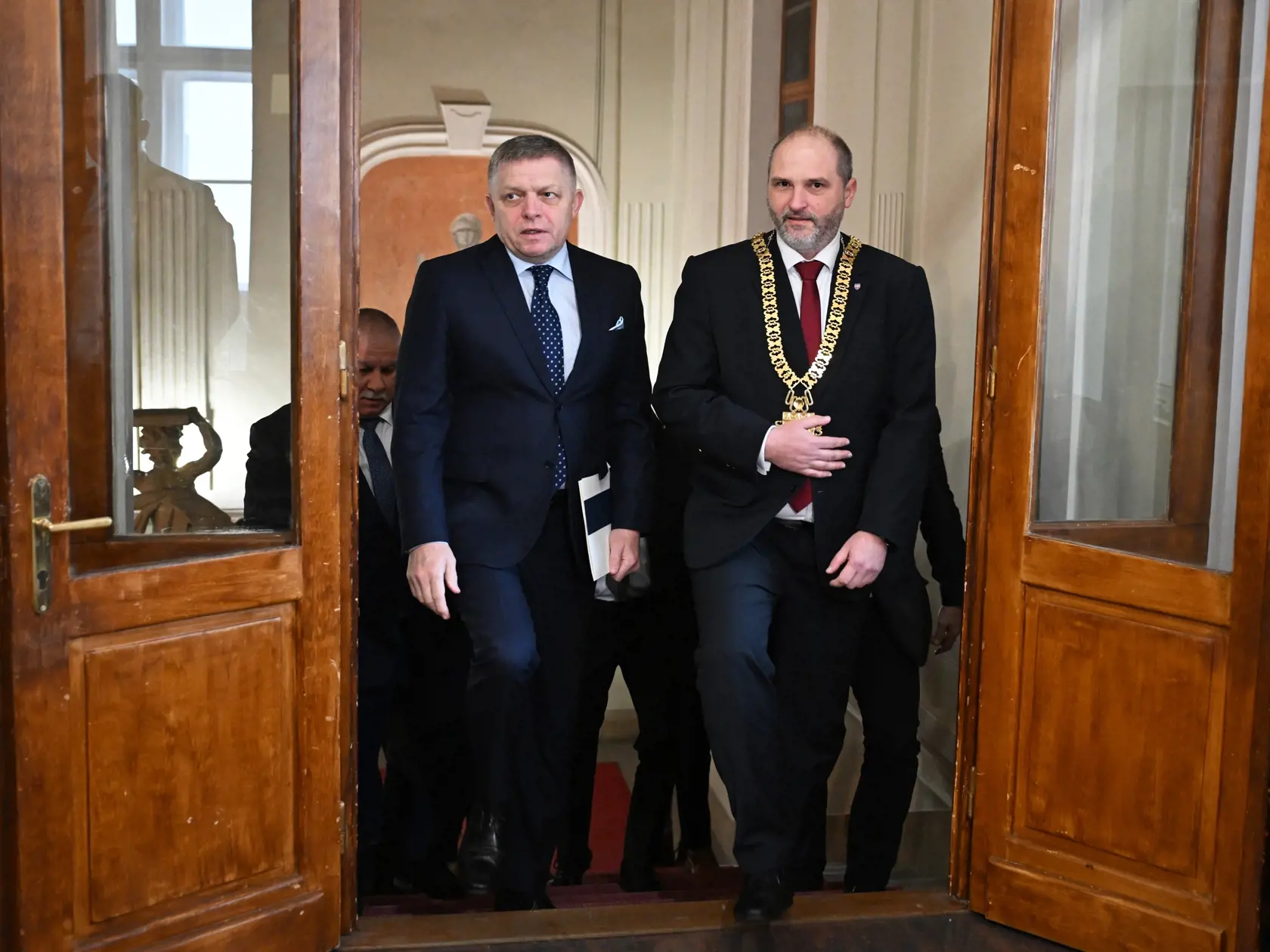 Na snímke zľava predseda vlády SR Robert Fico (Smer-SD) a primátor Košíc Jaroslav Polaček počas pracovného stretnutia na tému program štátom podporovaného nájomného bývania za účasti zástupcov Ministerstva dopravy SR, Agentúry štátom podporovaného nájomného bývania, mesta Košice, Košickej arcidiecézy a zástupcov investora v Košiciach 16. januára 2025. FOTO TASR – František Iván