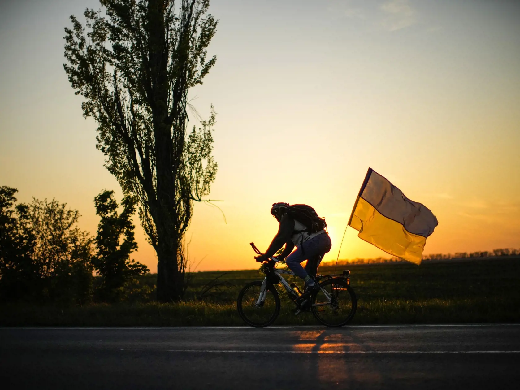 Spoločnosť Dráčik sa nebála vyjadrovať ani k téme vojny na Ukrajine.
WA 38 Odesa - Cyklista jazdí s ukrajinskou vlajkou po ceste medzi mestami Odesa a Mykolajiv počas 80. dňa ruskej invázie na Ukrajinu v sobotu - 14. mája 2022. FOTO TASR/AP 

A man rides a bicycle with a Ukrainian flag on the road between Odesa and Mykolaiv, southern Ukraine, Saturday, May 14, 2022. (AP Photo/Francisco Seco)
